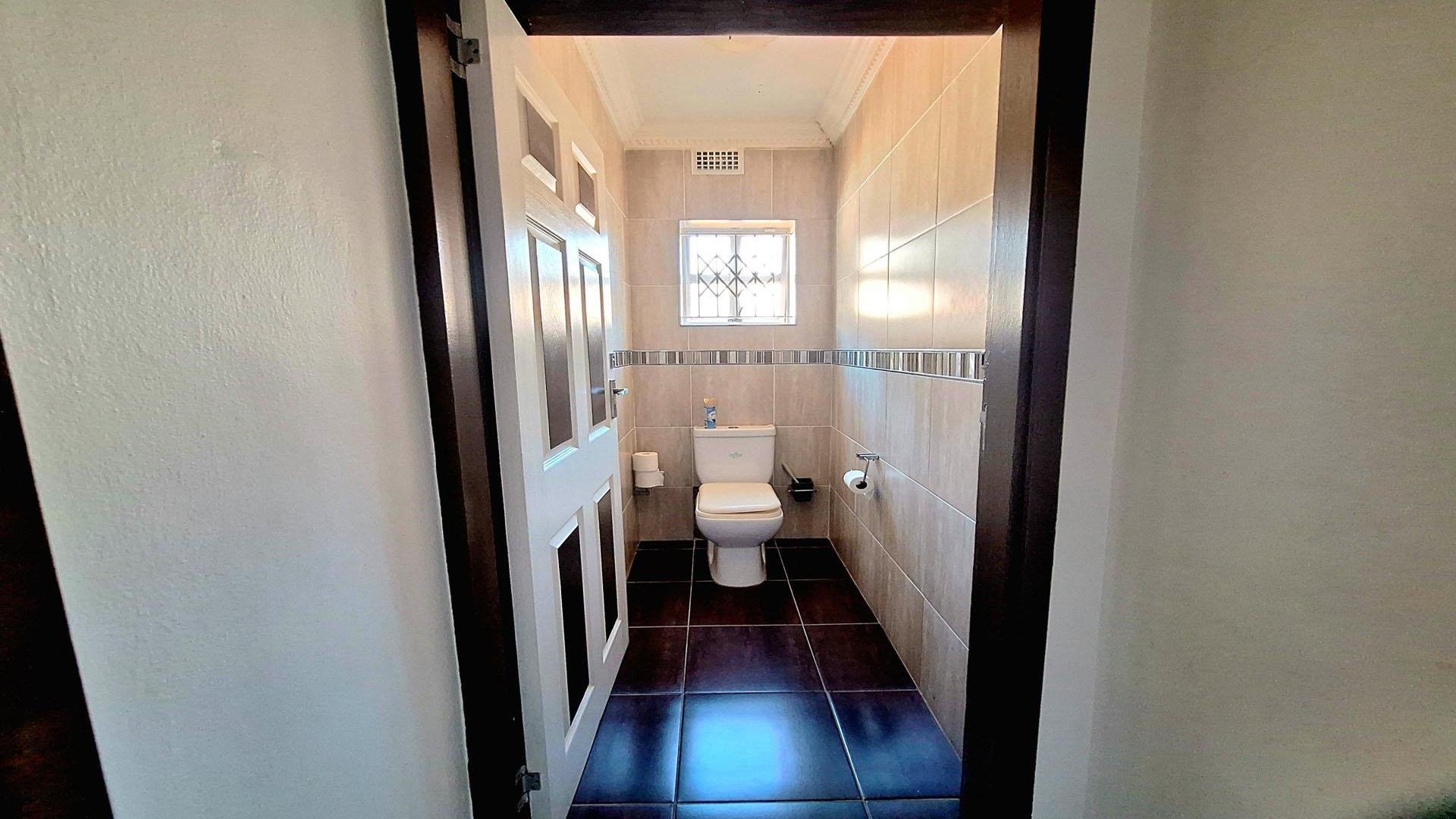 Bathroom 1 - 6 square meters of property in Palmiet