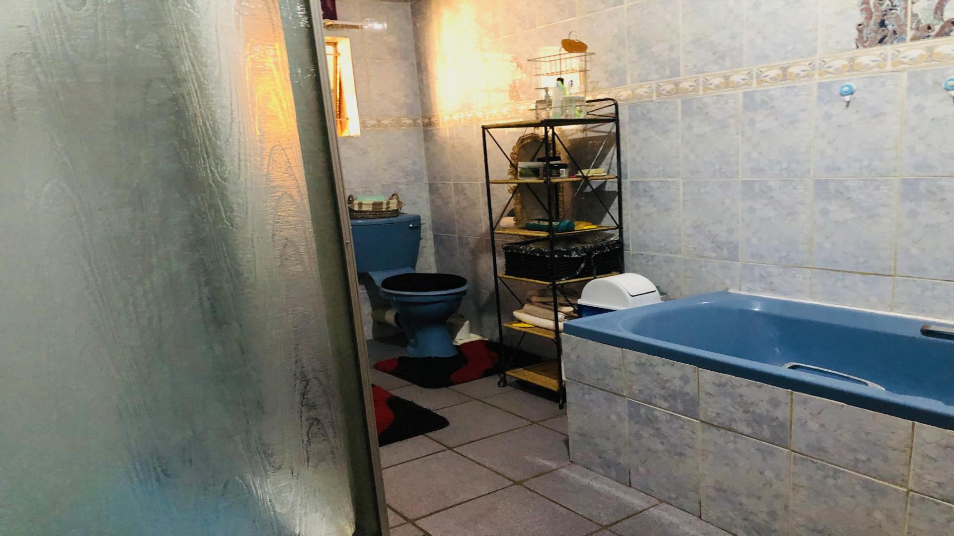 Bathroom 2 of property in Delville