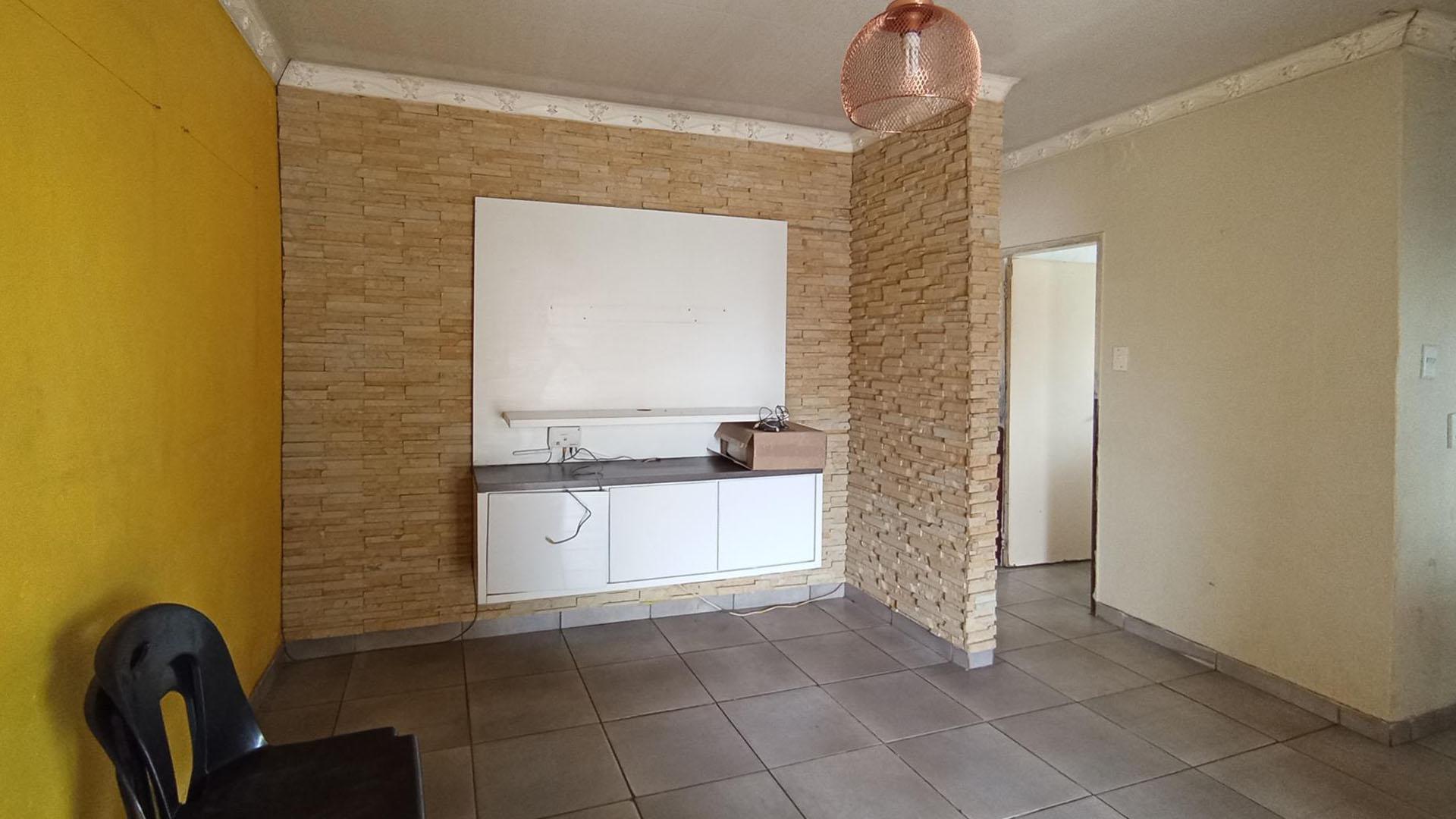 Lounges - 13 square meters of property in Soshanguve East