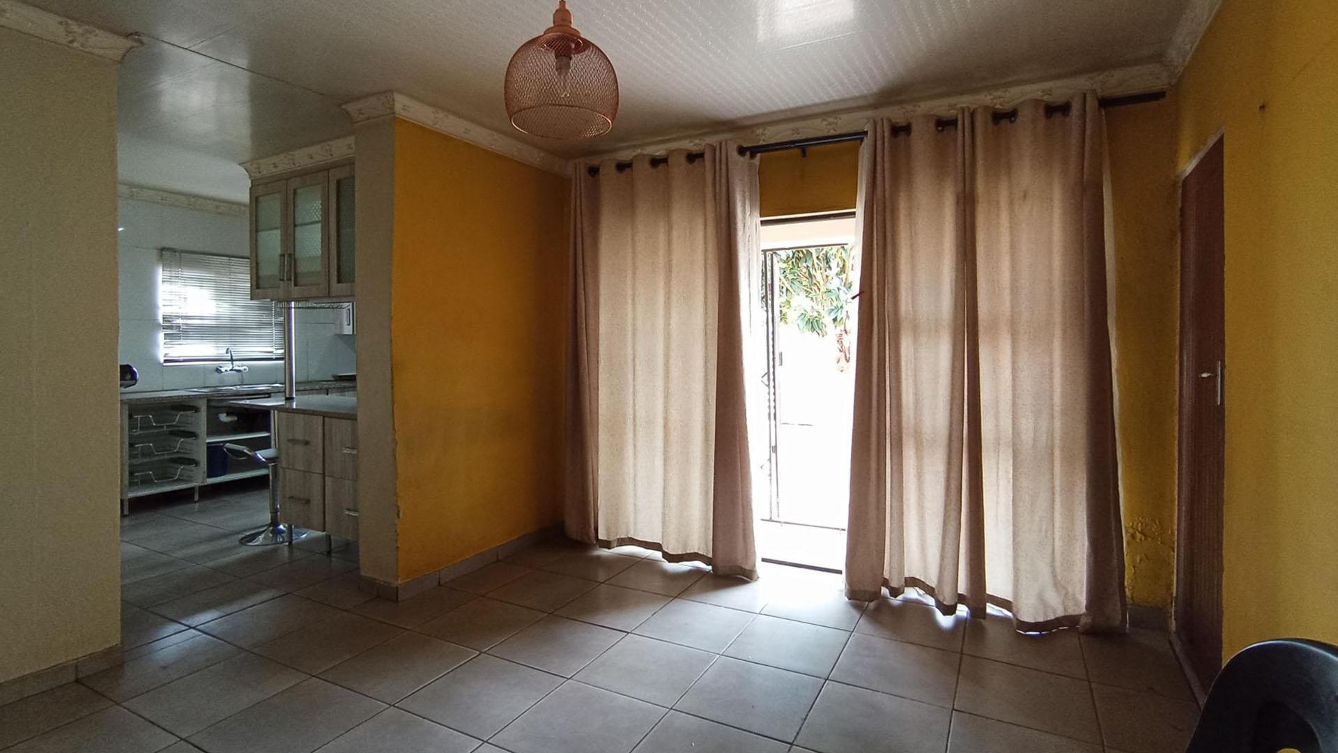 Lounges - 13 square meters of property in Soshanguve East