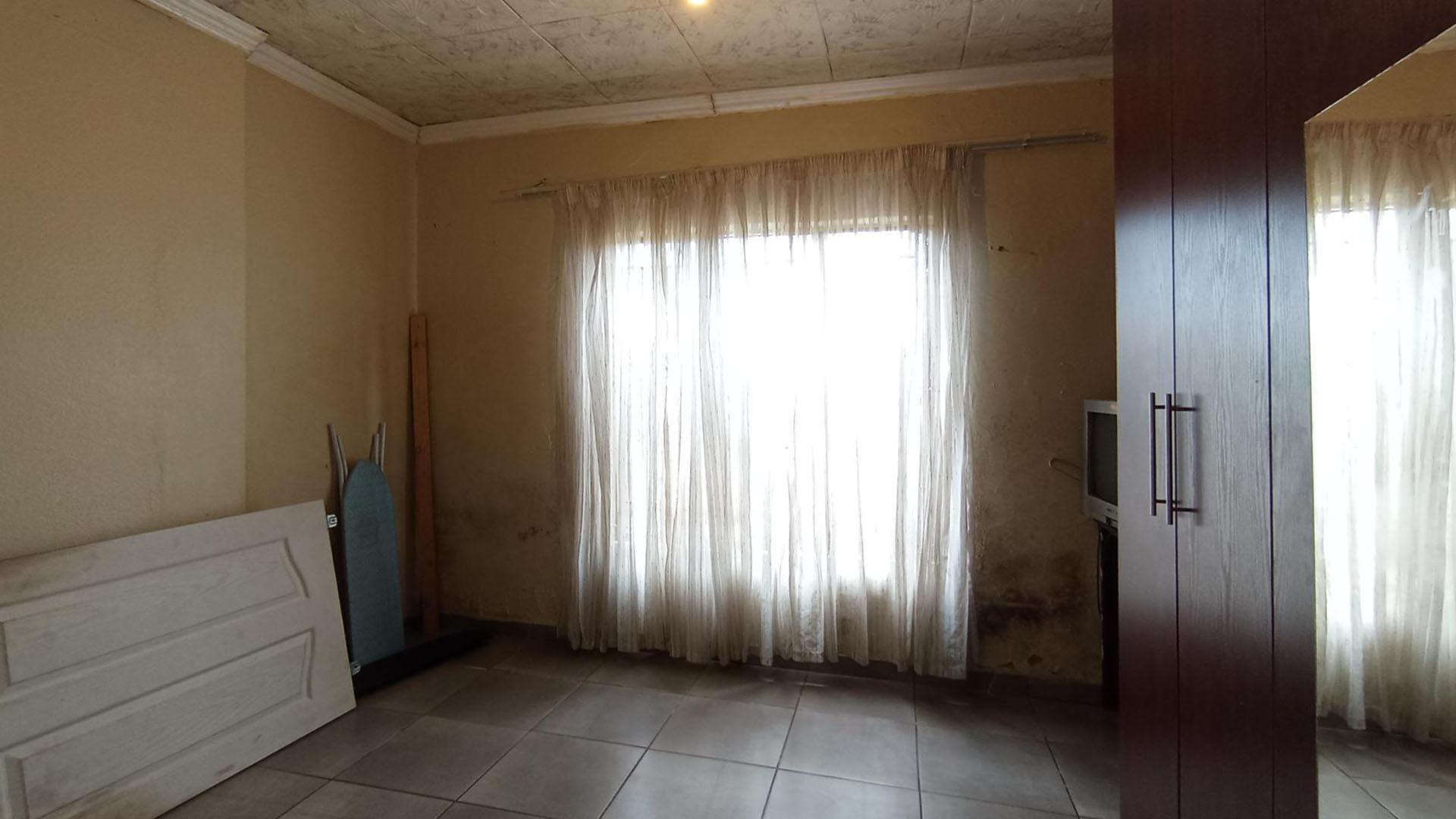 Bed Room 1 - 11 square meters of property in Soshanguve East