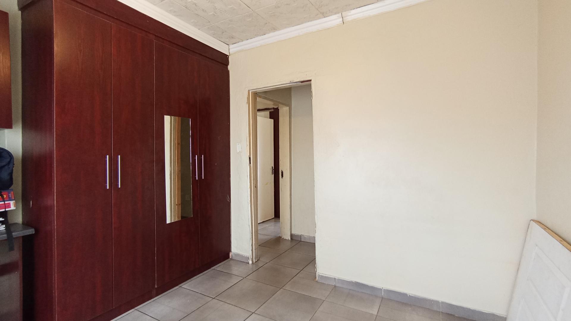 Bed Room 1 - 11 square meters of property in Soshanguve East