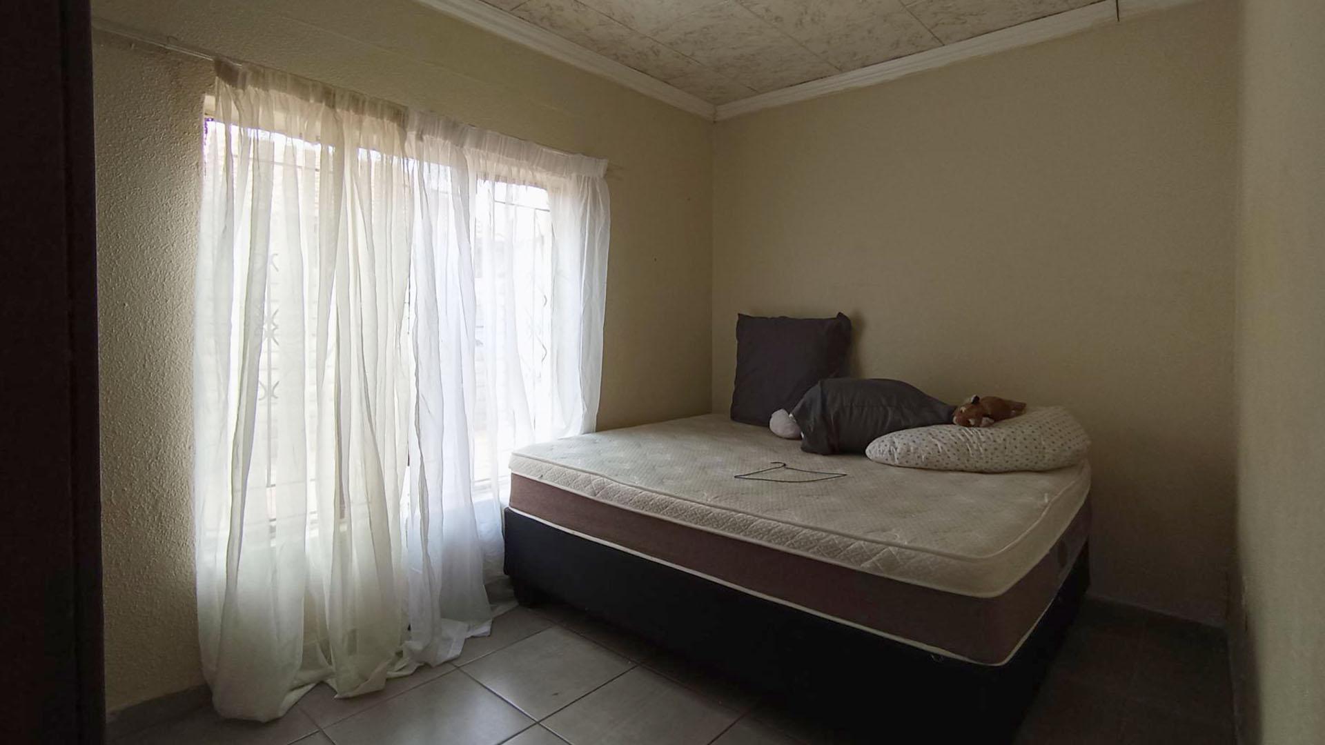 Bed Room 2 - 10 square meters of property in Soshanguve East