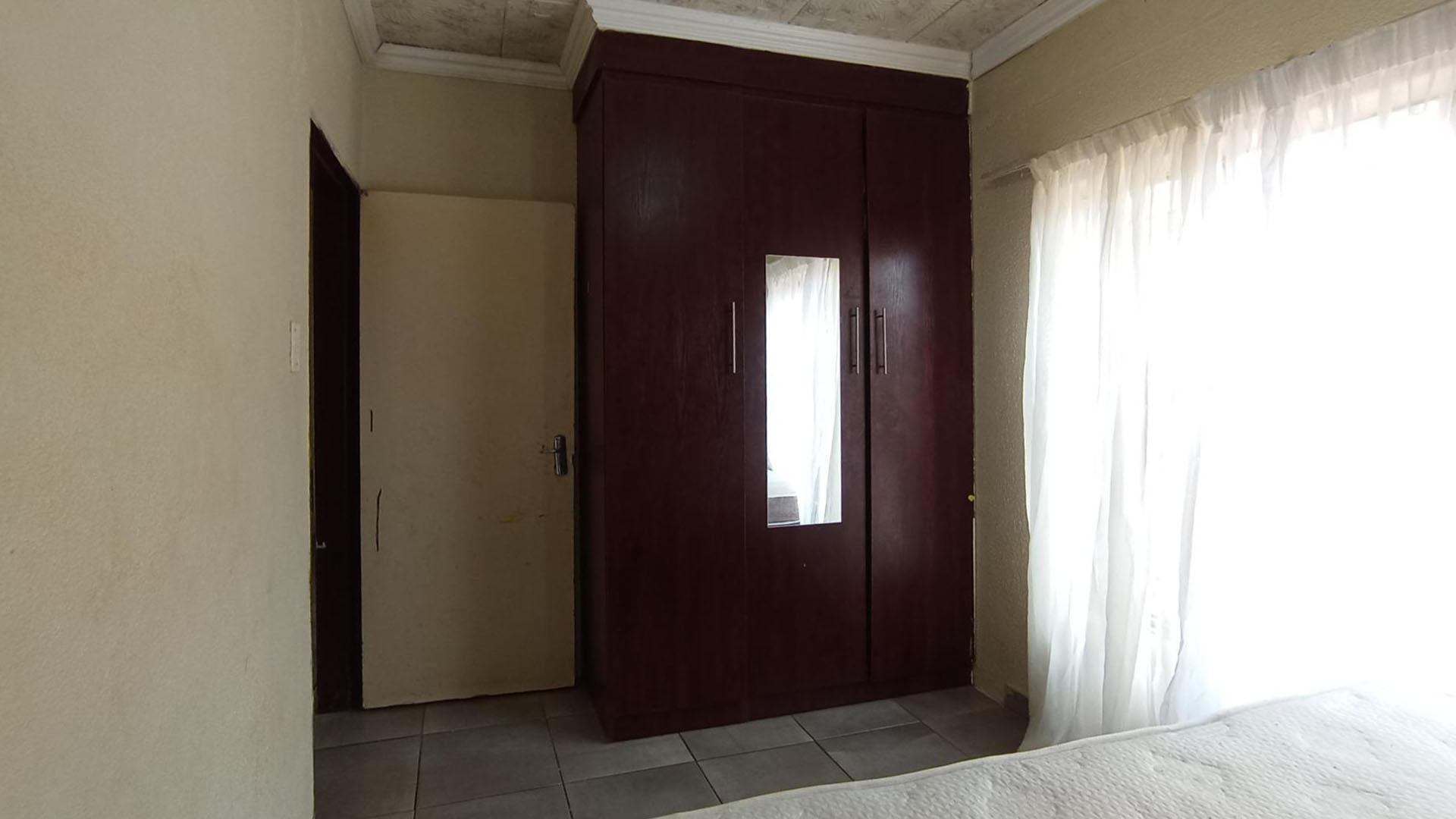 Bed Room 2 - 10 square meters of property in Soshanguve East