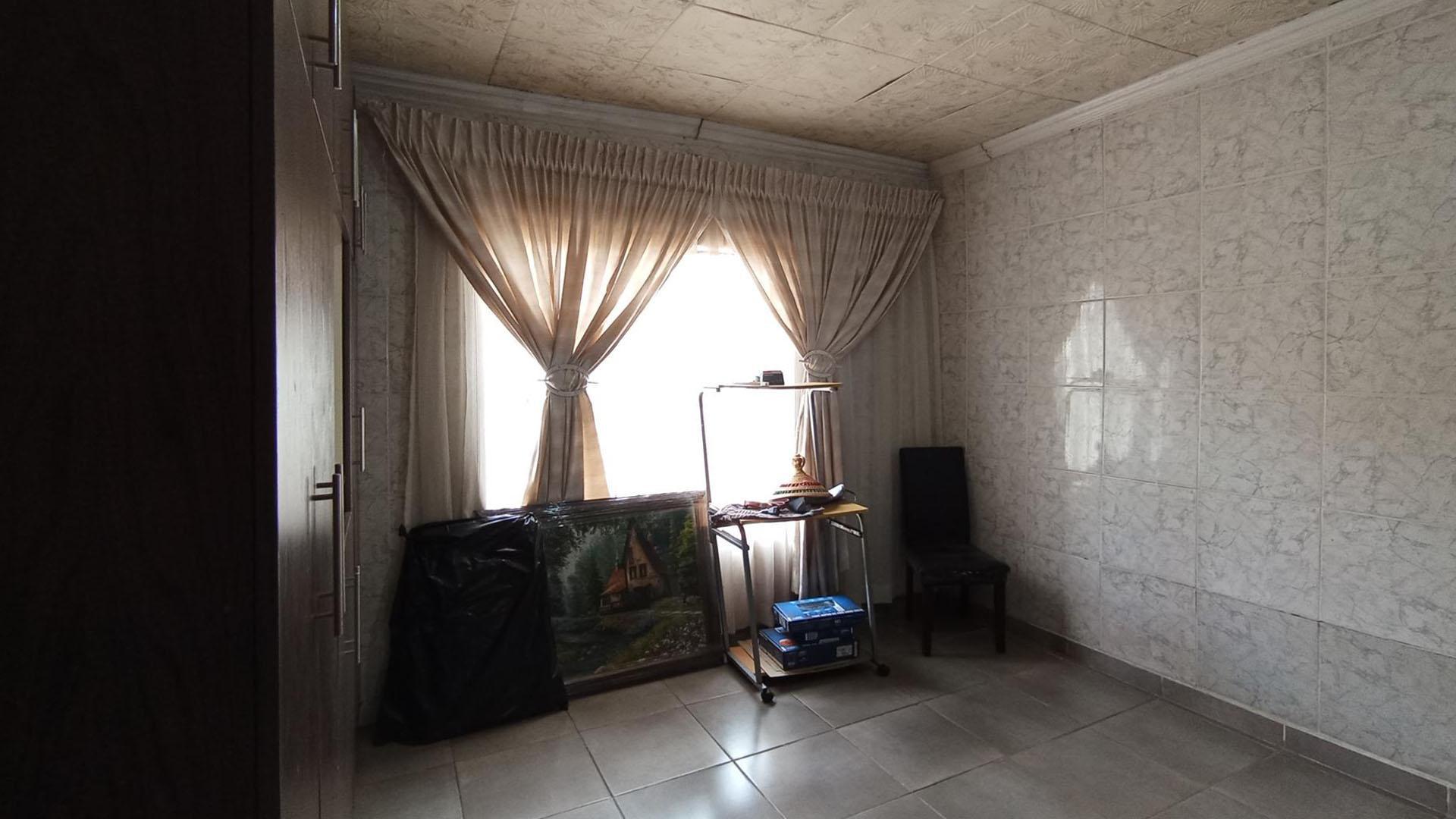 Main Bedroom - 17 square meters of property in Soshanguve East