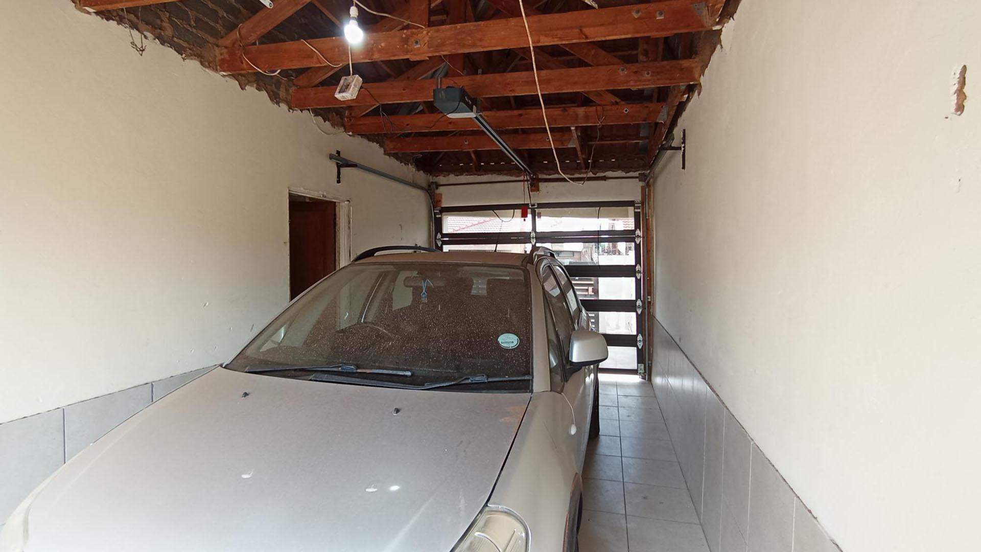 Garage - 18 square meters of property in Soshanguve East