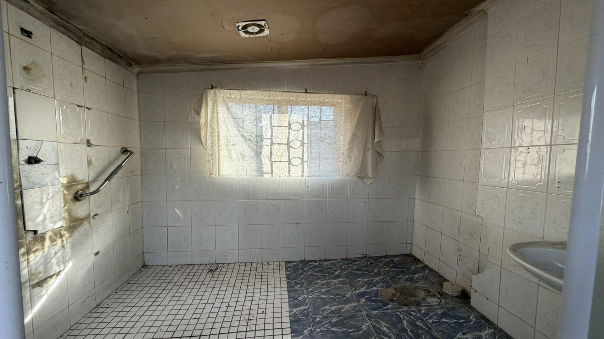 Bathroom 2 of property in Pinetown 