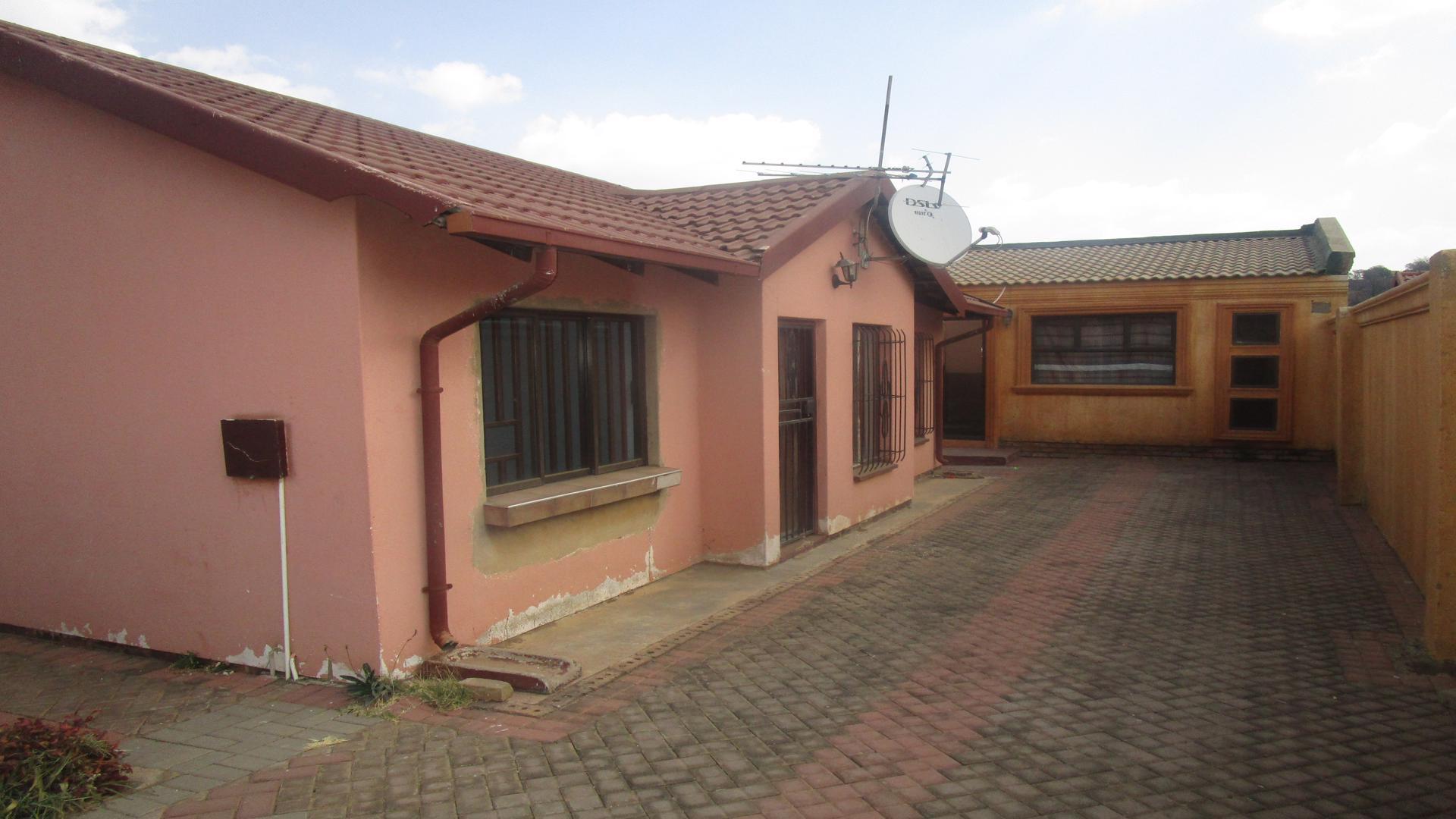 Front View of property in Naturena