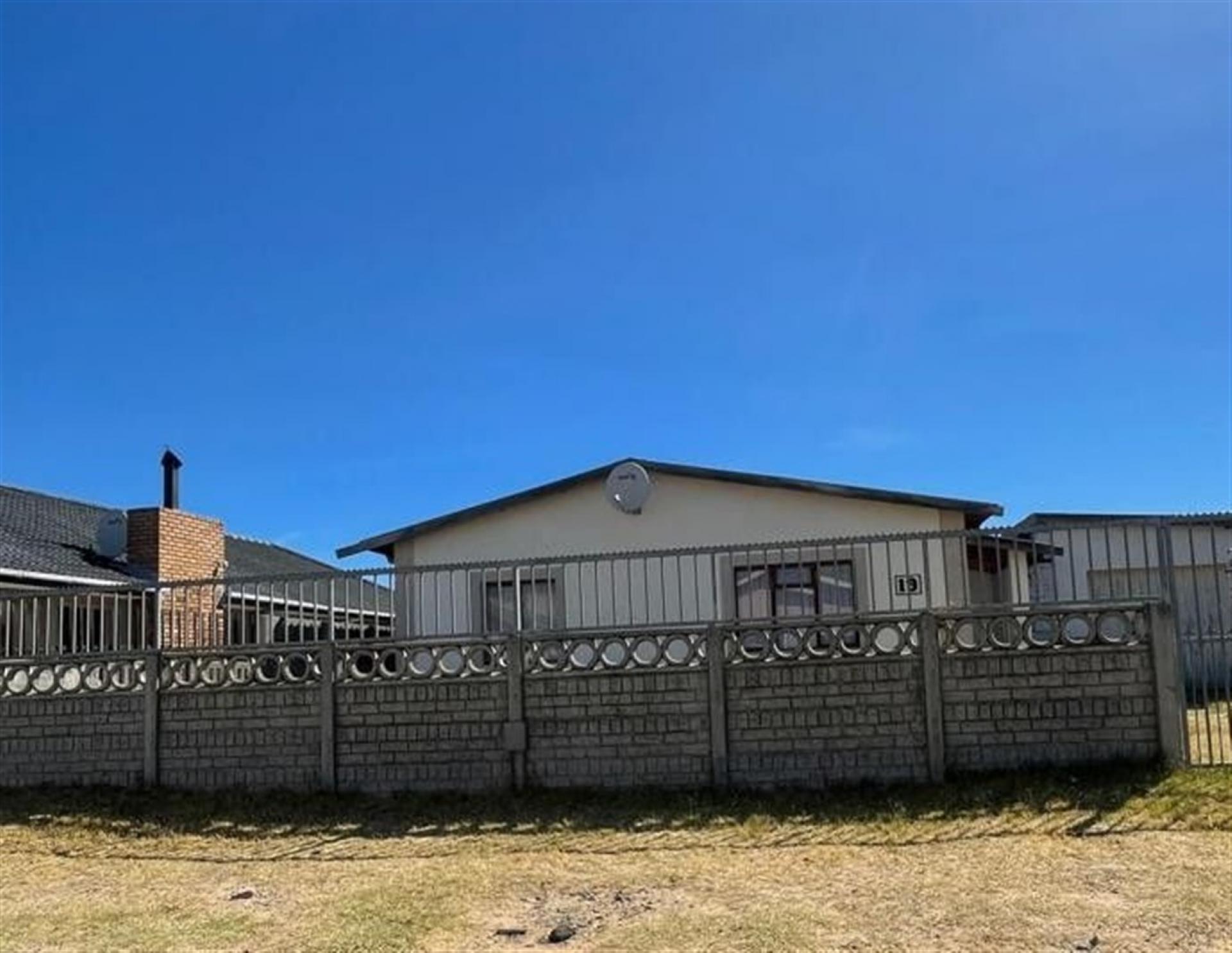 Front View of property in Rusthof