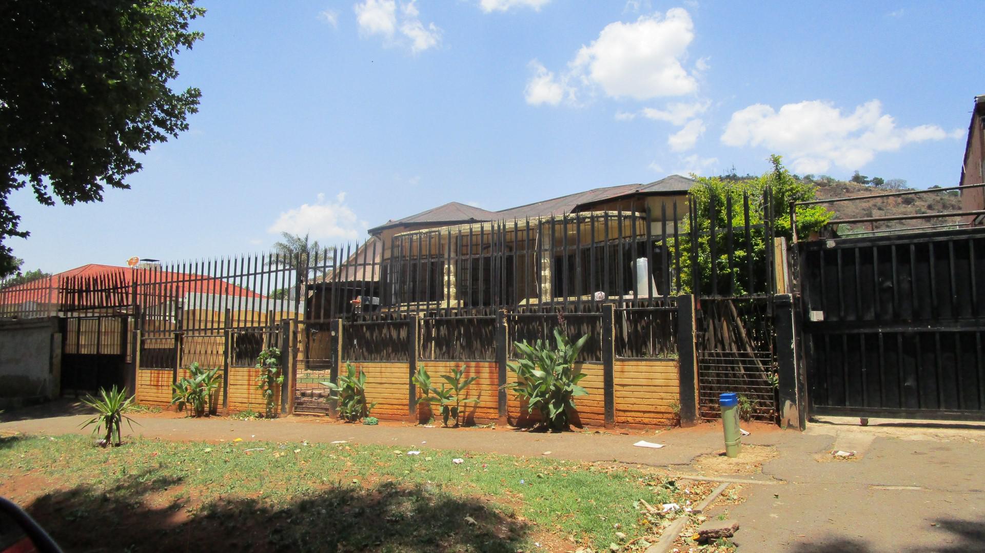 Front View of property in Bezuidenhout Valley