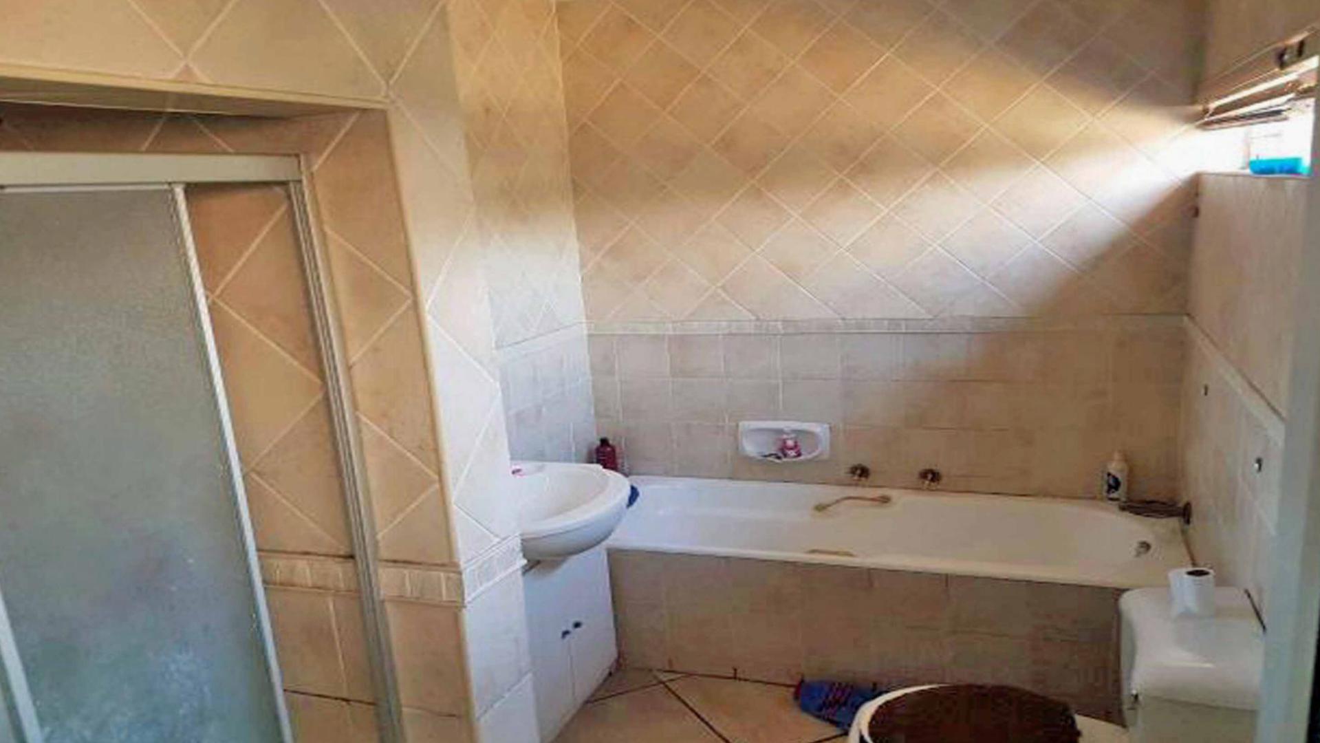 Main Bathroom - 7 square meters of property in Boksburg