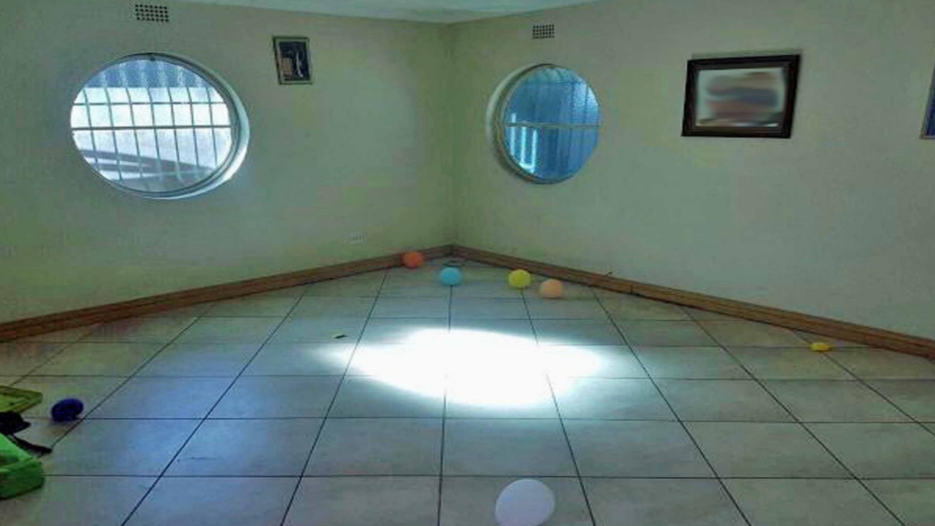 Lounges - 39 square meters of property in Boksburg