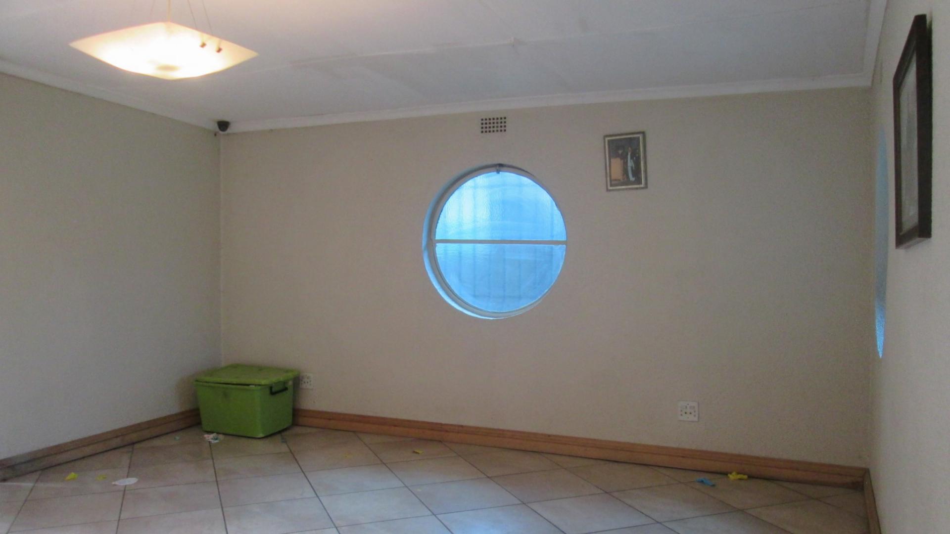 Lounges - 39 square meters of property in Boksburg