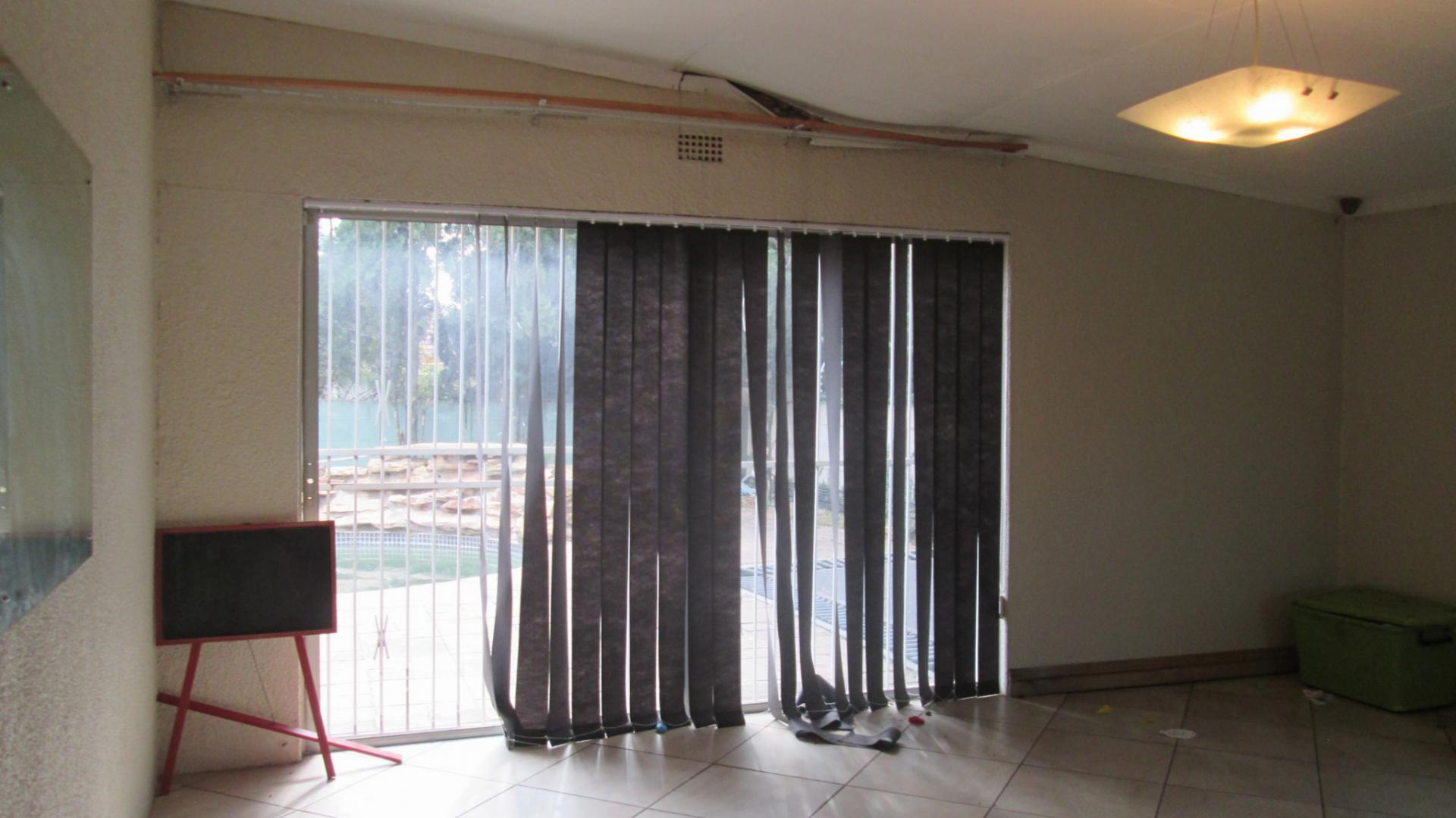 Lounges - 39 square meters of property in Boksburg