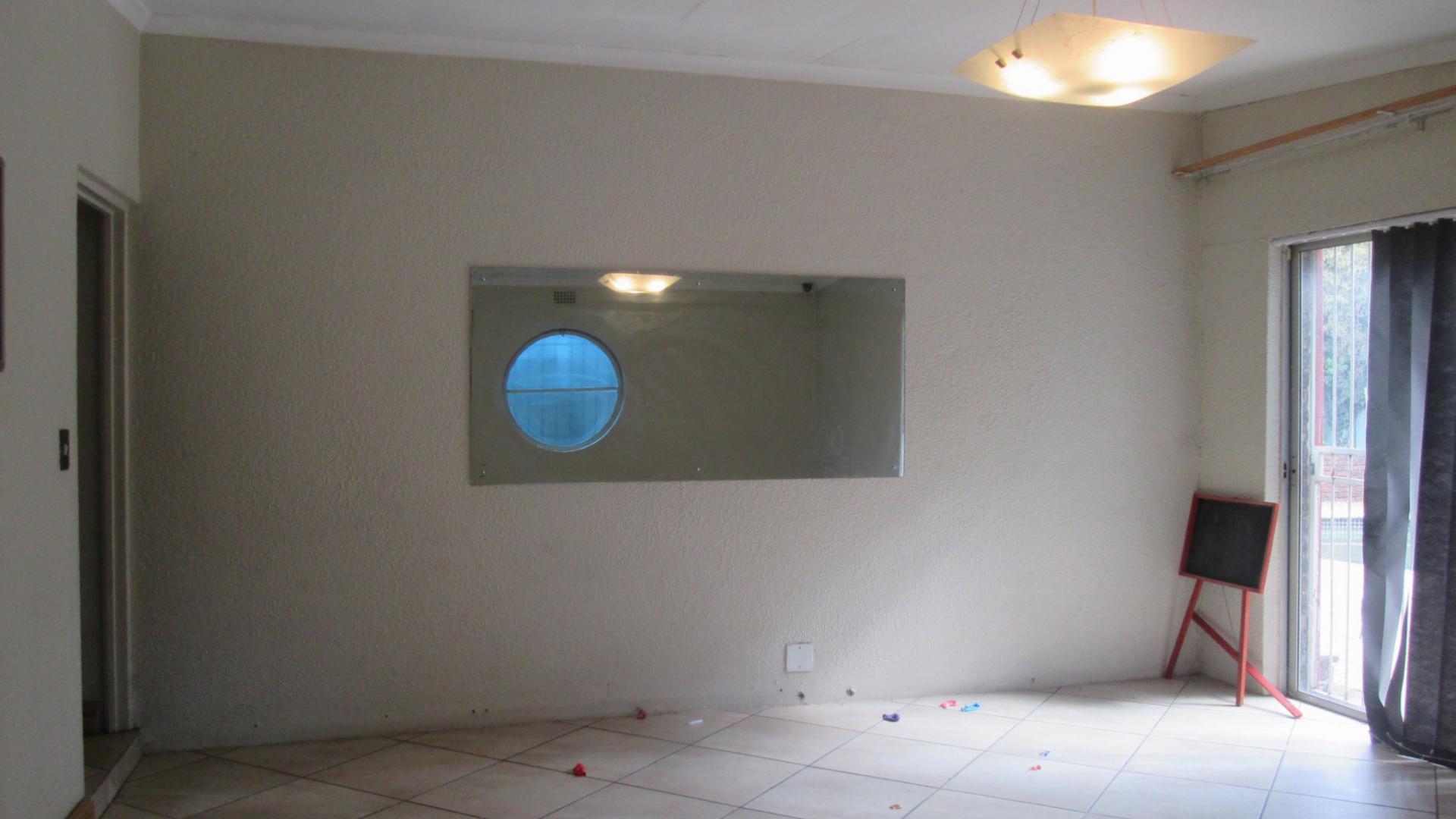 Lounges - 39 square meters of property in Boksburg