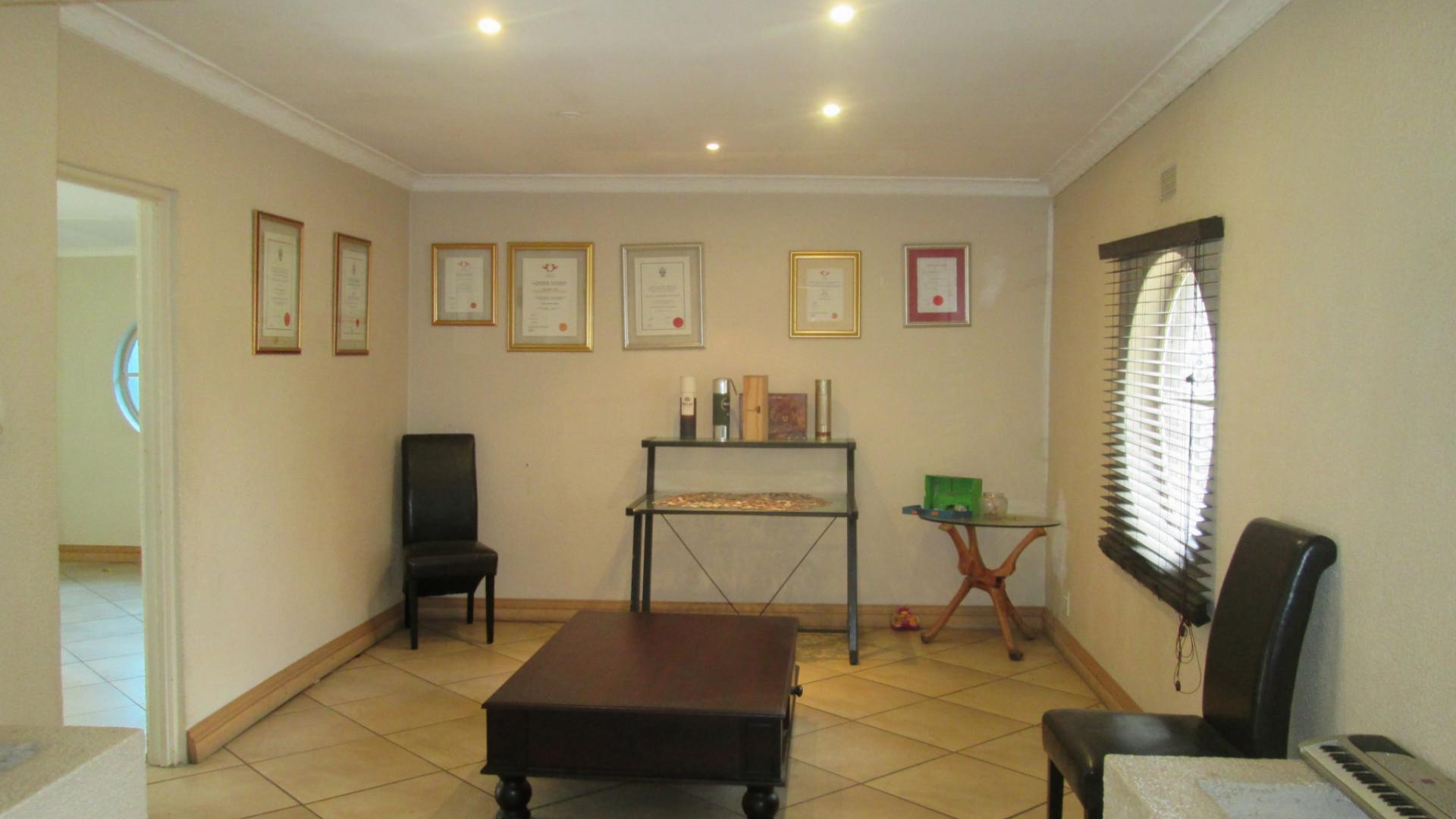 Lounges - 39 square meters of property in Boksburg