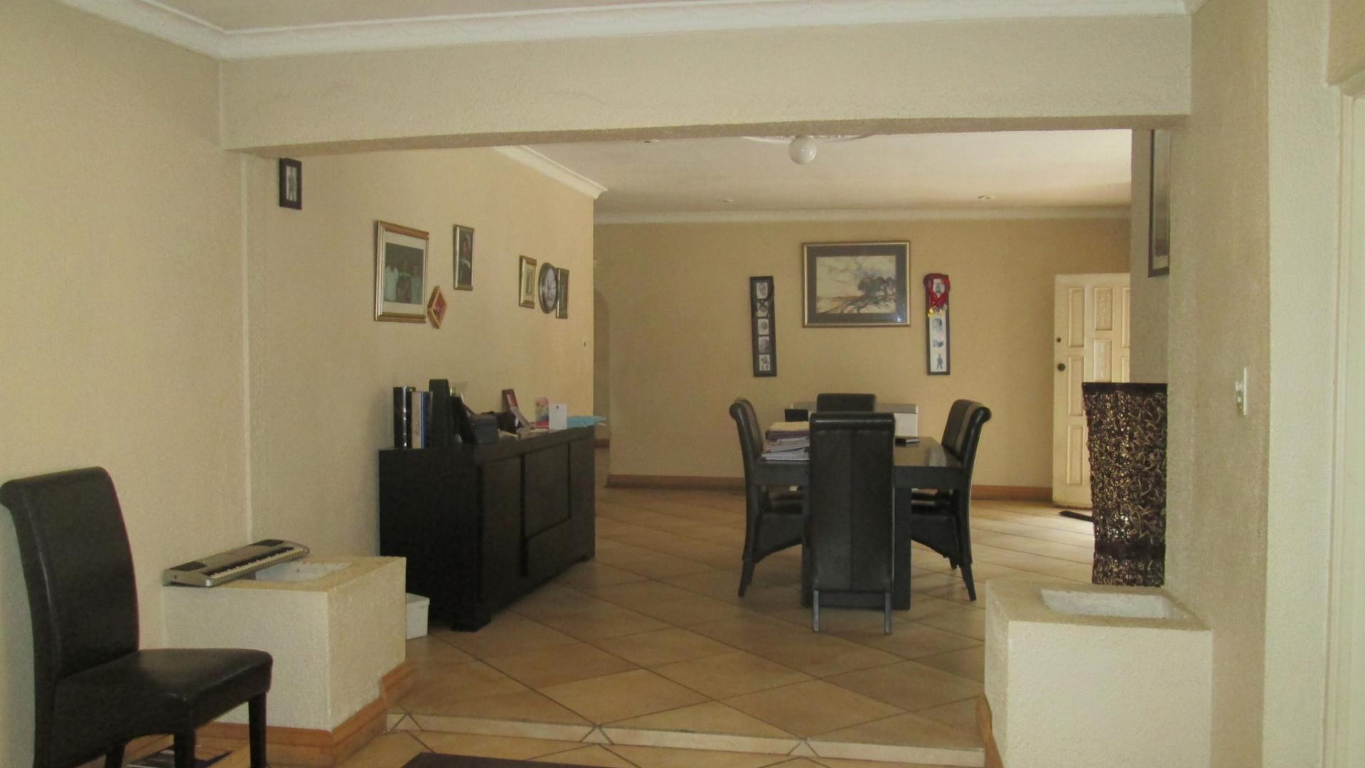 Lounges - 39 square meters of property in Boksburg
