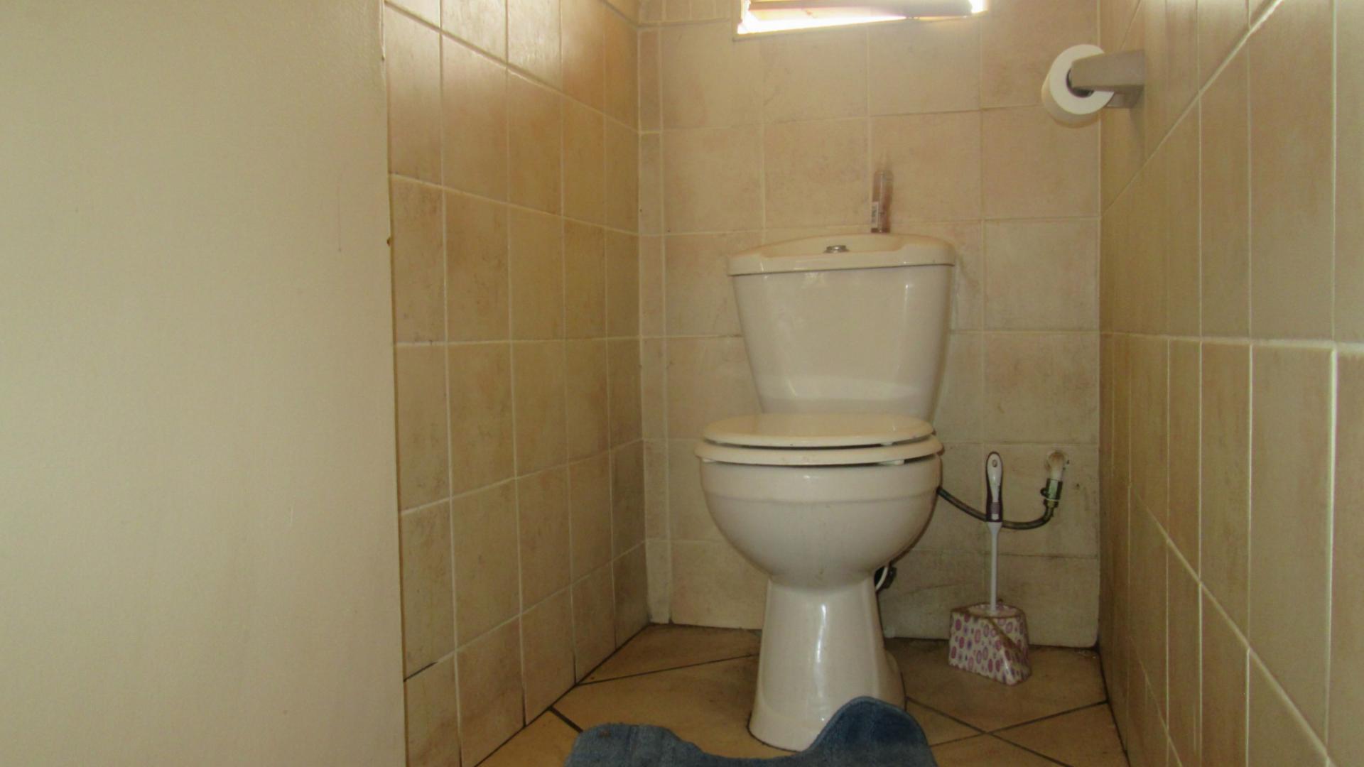 Bathroom 1 - 8 square meters of property in Boksburg