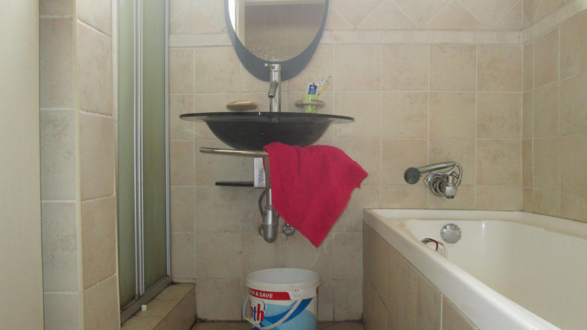 Bathroom 1 - 8 square meters of property in Boksburg