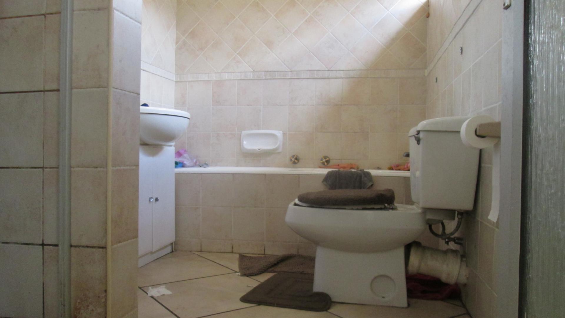 Main Bathroom - 7 square meters of property in Boksburg