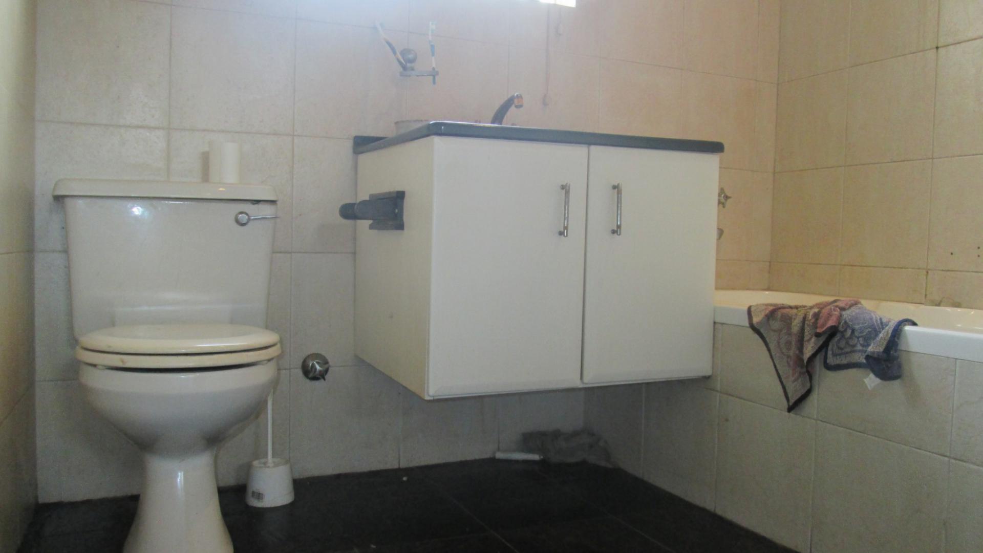 Bathroom 2 - 4 square meters of property in Boksburg