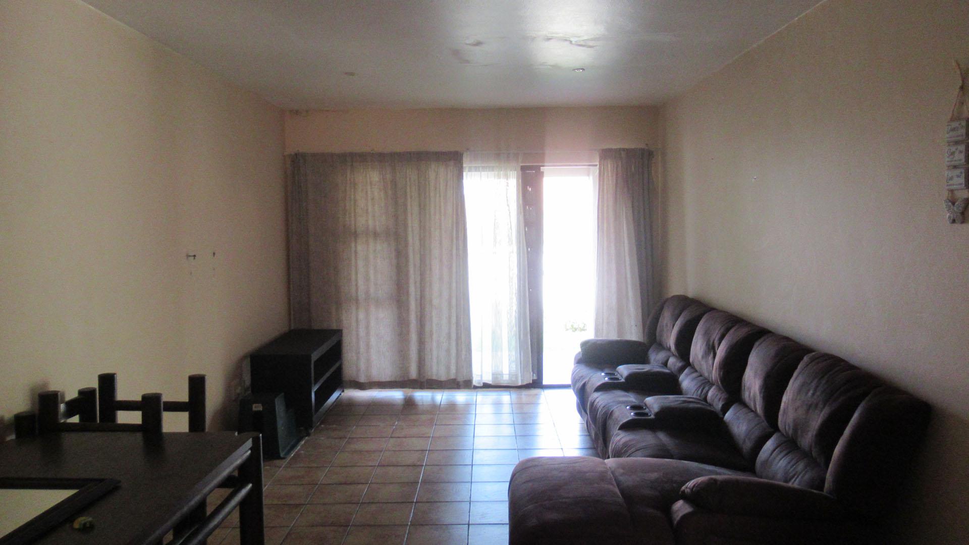 Lounges - 15 square meters of property in Uvongo