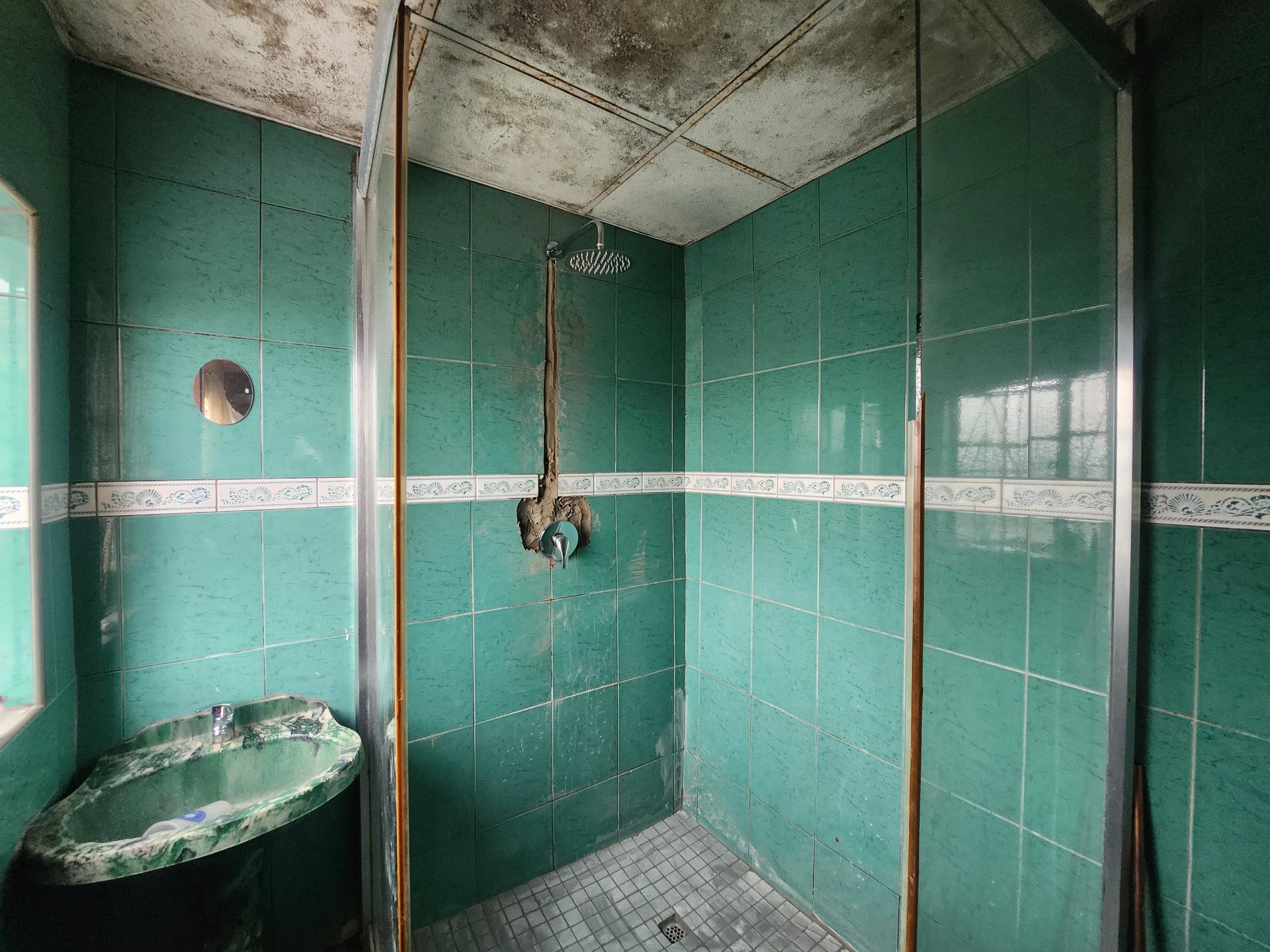 Bathroom 1 - 3 square meters of property in Risecliff