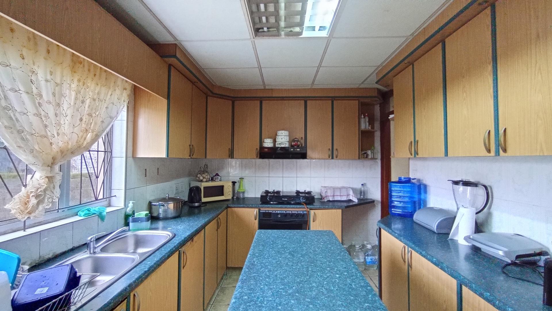 Kitchen - 17 square meters of property in Risecliff
