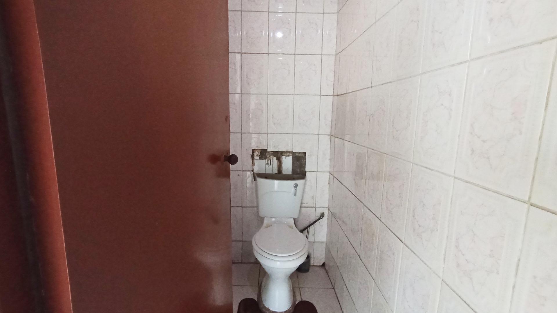 Guest Toilet - 2 square meters of property in Risecliff