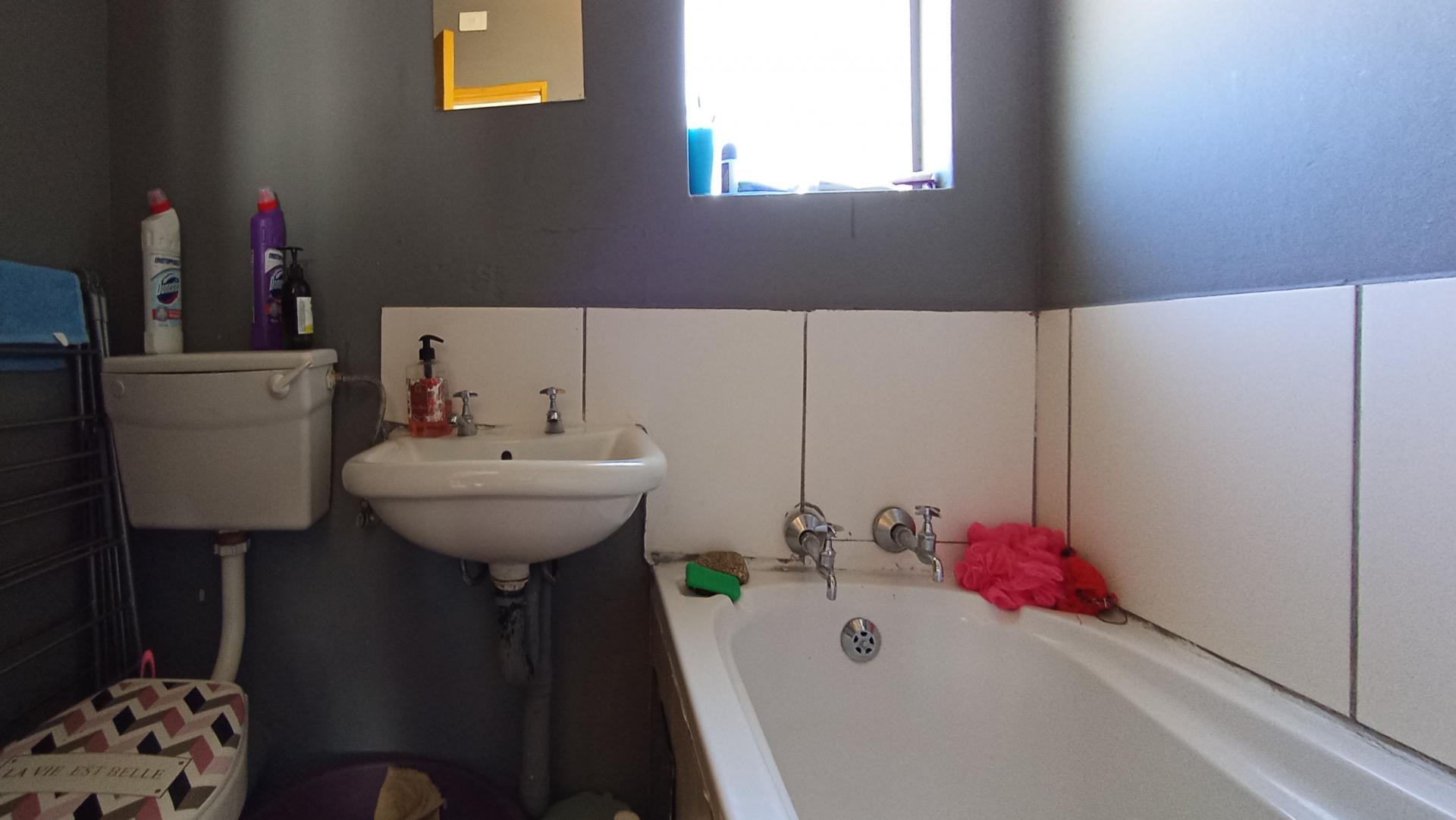 Bathroom 1 - 4 square meters of property in Fleurhof