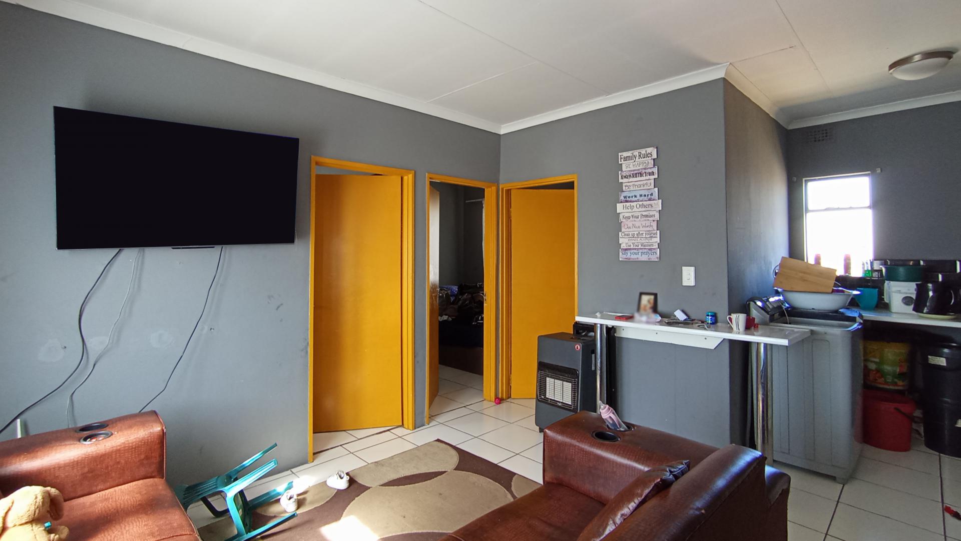 Lounges - 13 square meters of property in Fleurhof