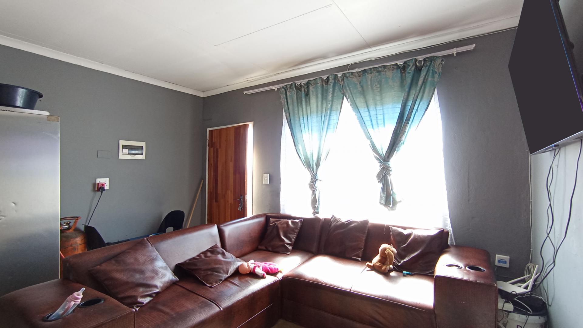 Lounges - 13 square meters of property in Fleurhof