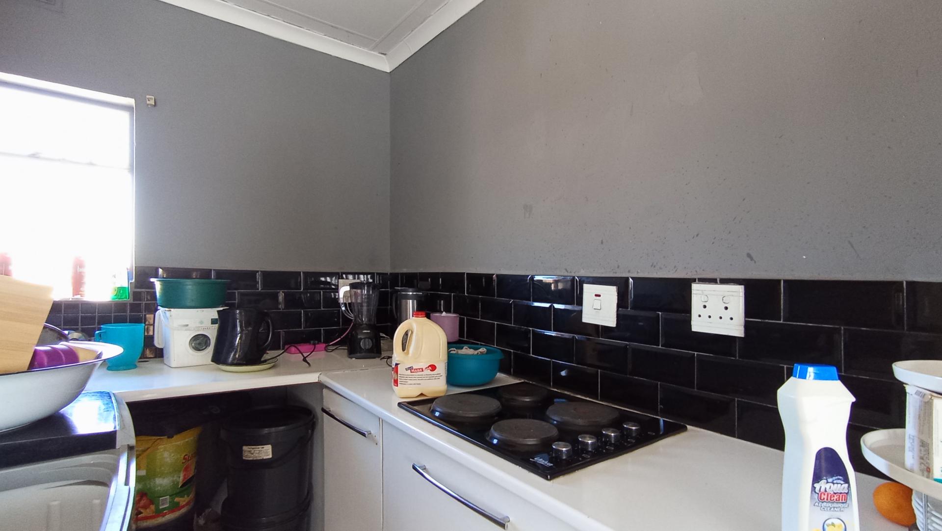 Kitchen - 7 square meters of property in Fleurhof