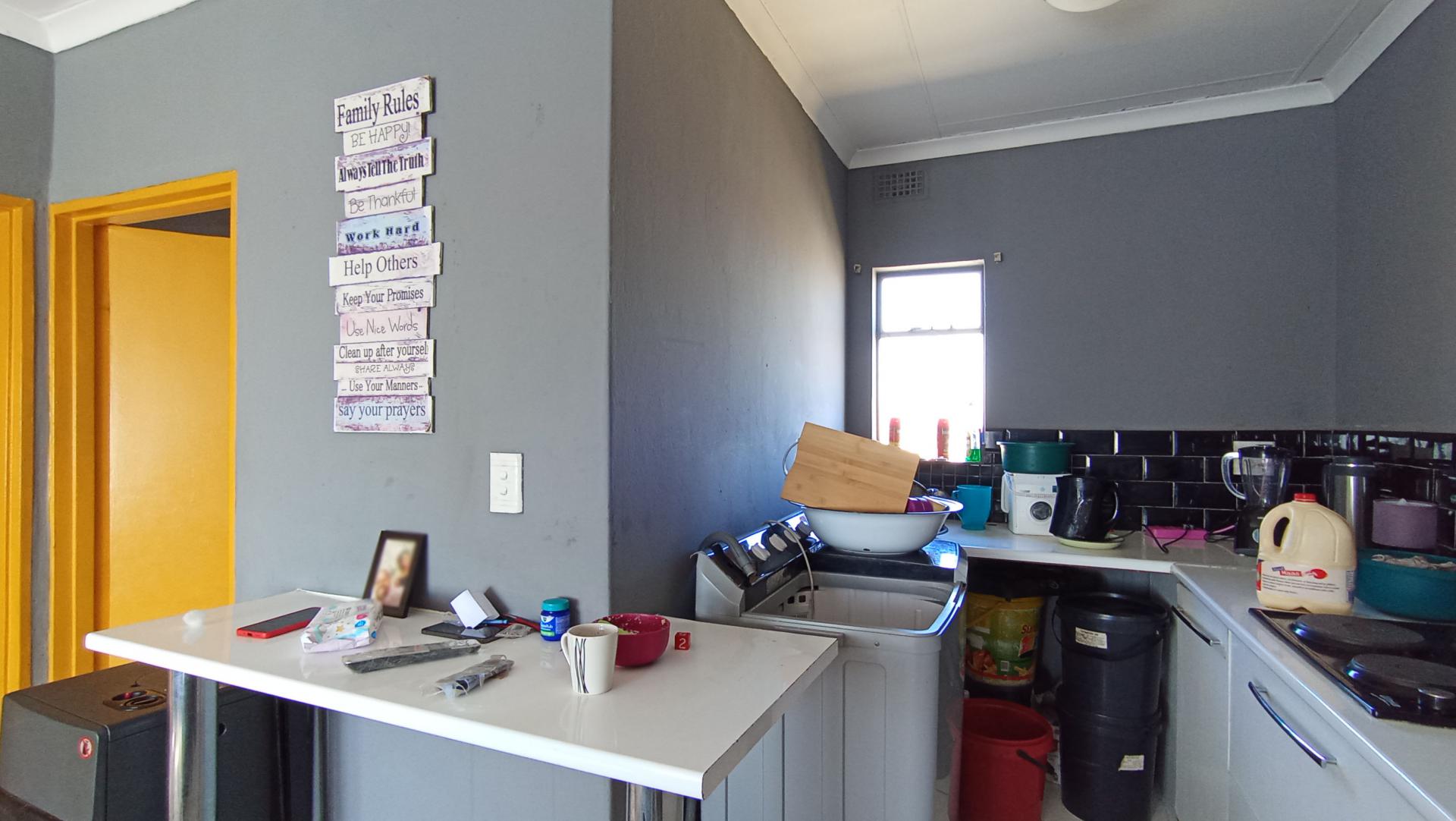 Kitchen - 7 square meters of property in Fleurhof