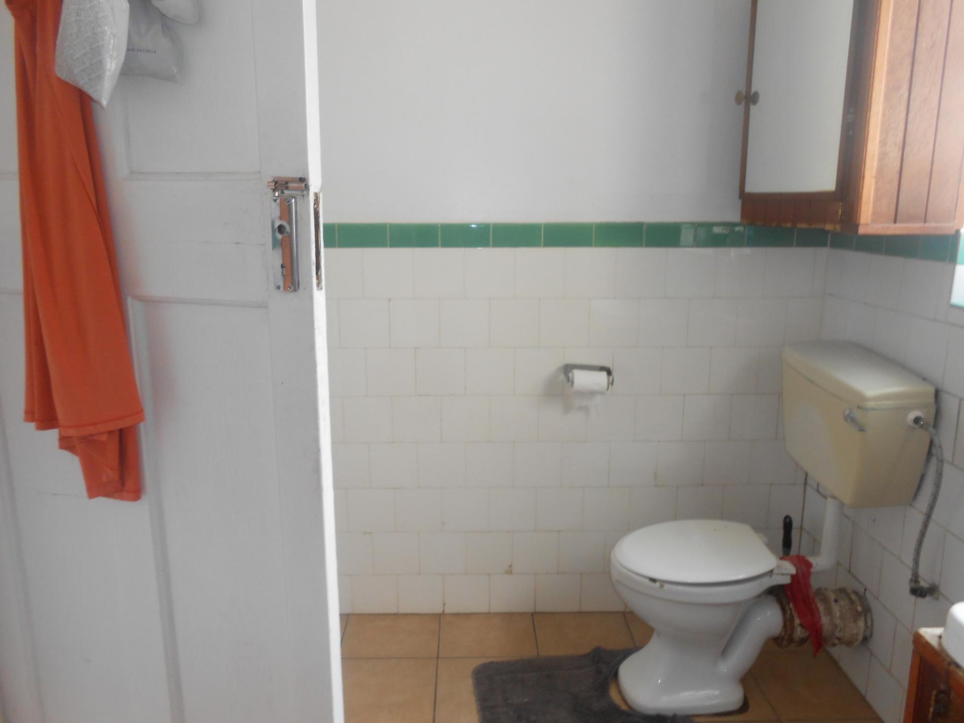 Bathroom 1 - 10 square meters of property in Rosettenville