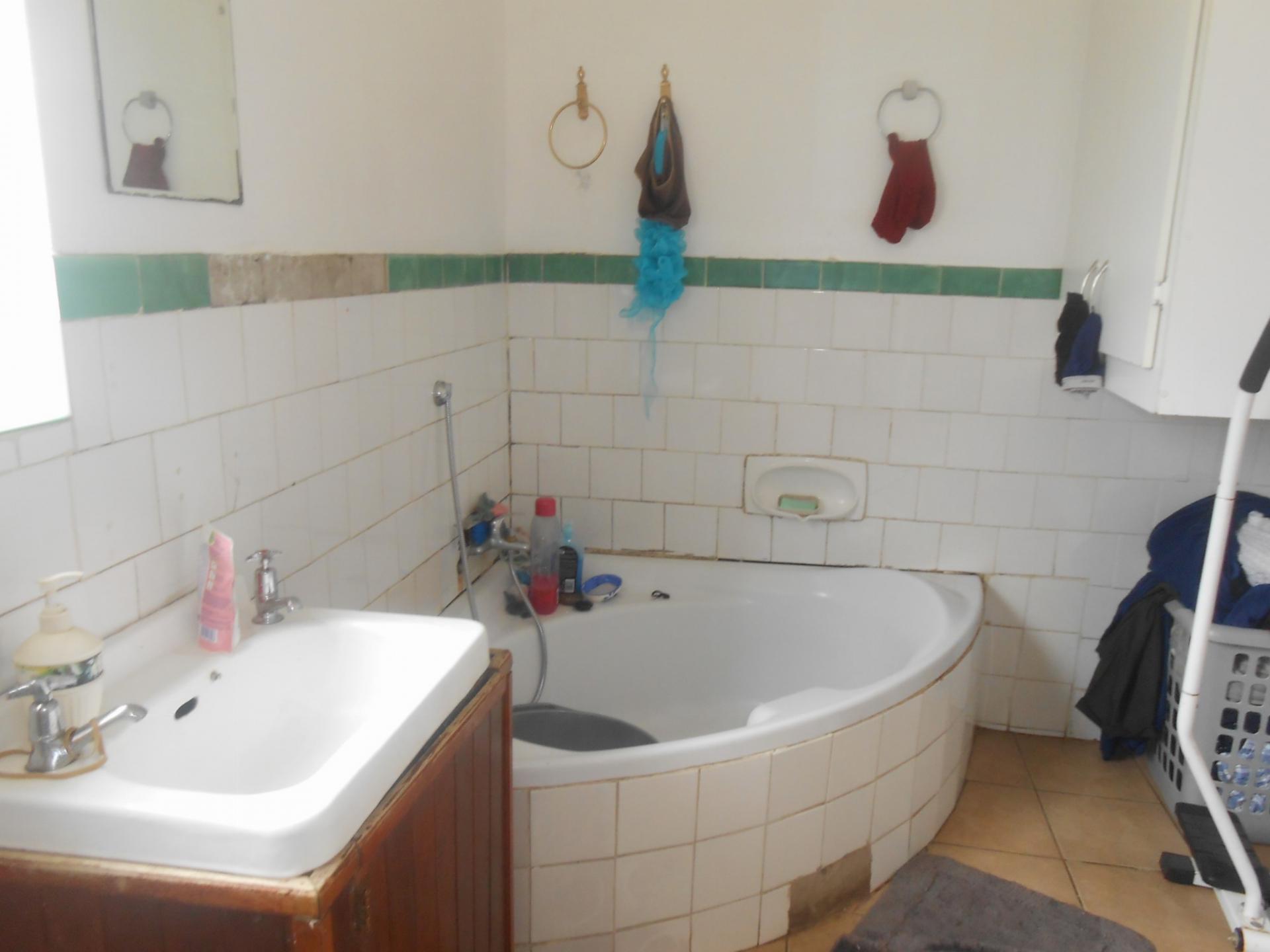 Bathroom 1 - 10 square meters of property in Rosettenville