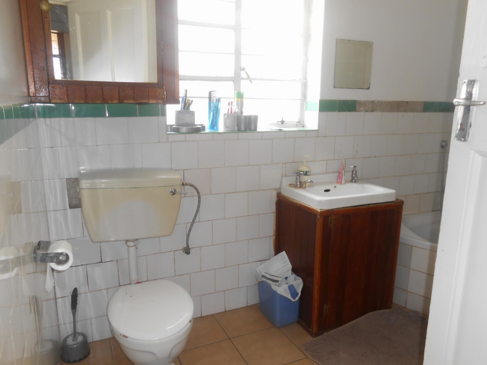 Bathroom 1 - 10 square meters of property in Rosettenville