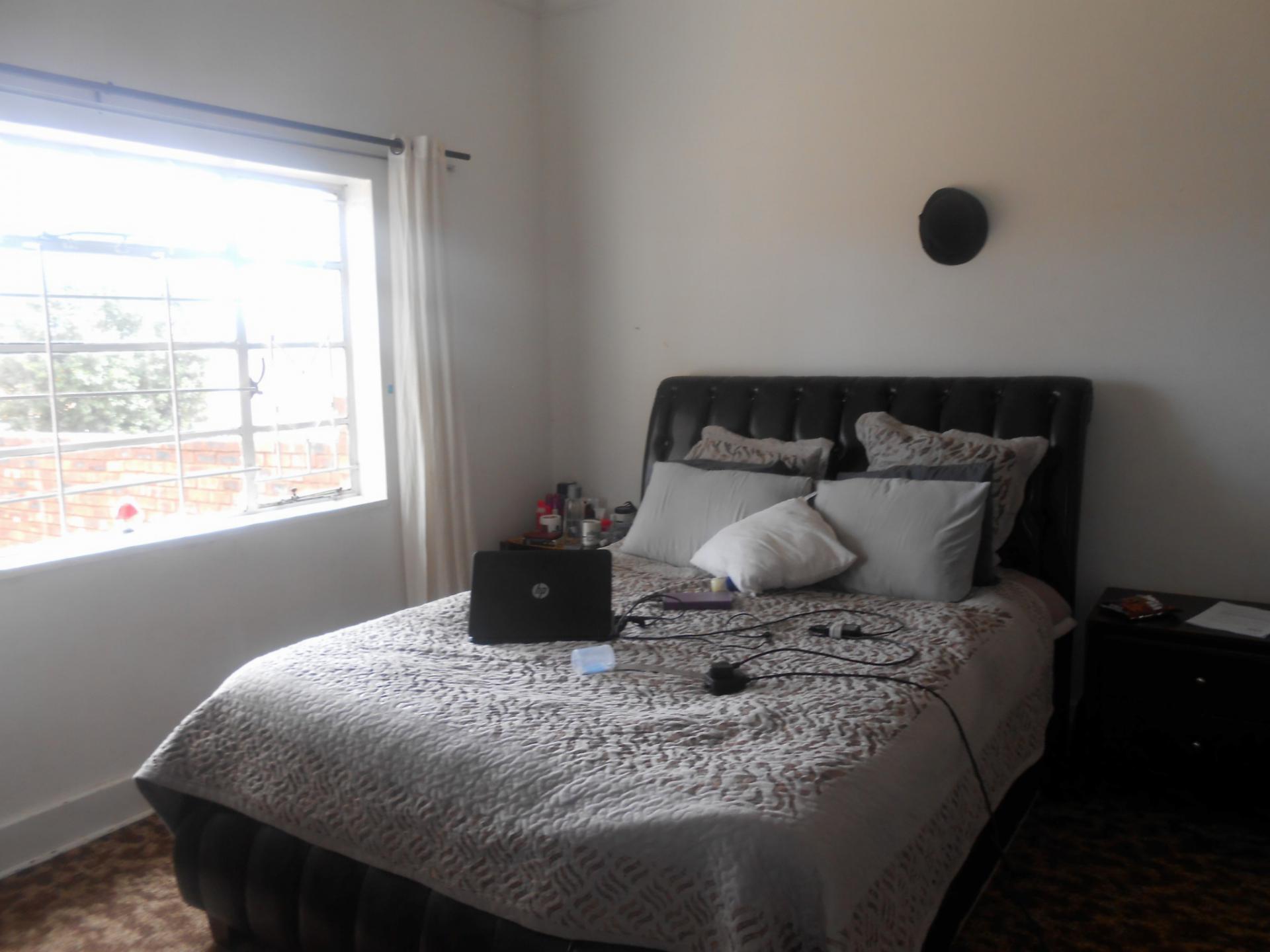Main Bedroom - 21 square meters of property in Rosettenville