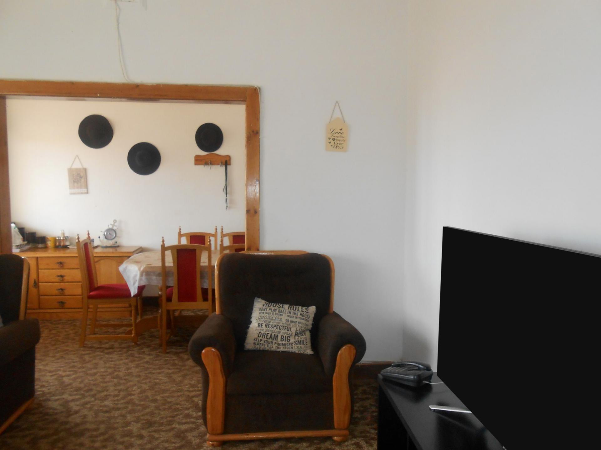 Lounges - 21 square meters of property in Rosettenville