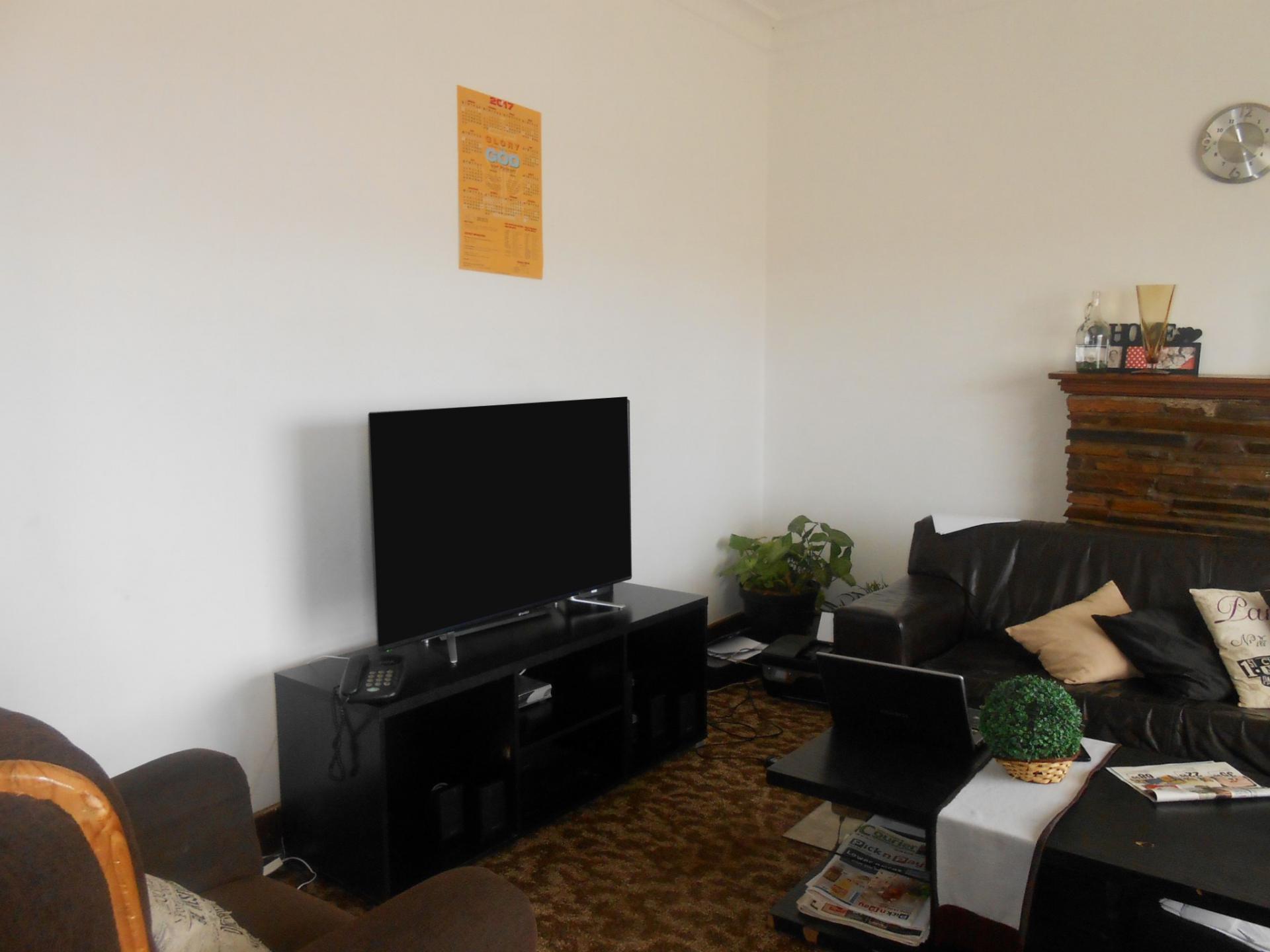 Lounges - 21 square meters of property in Rosettenville