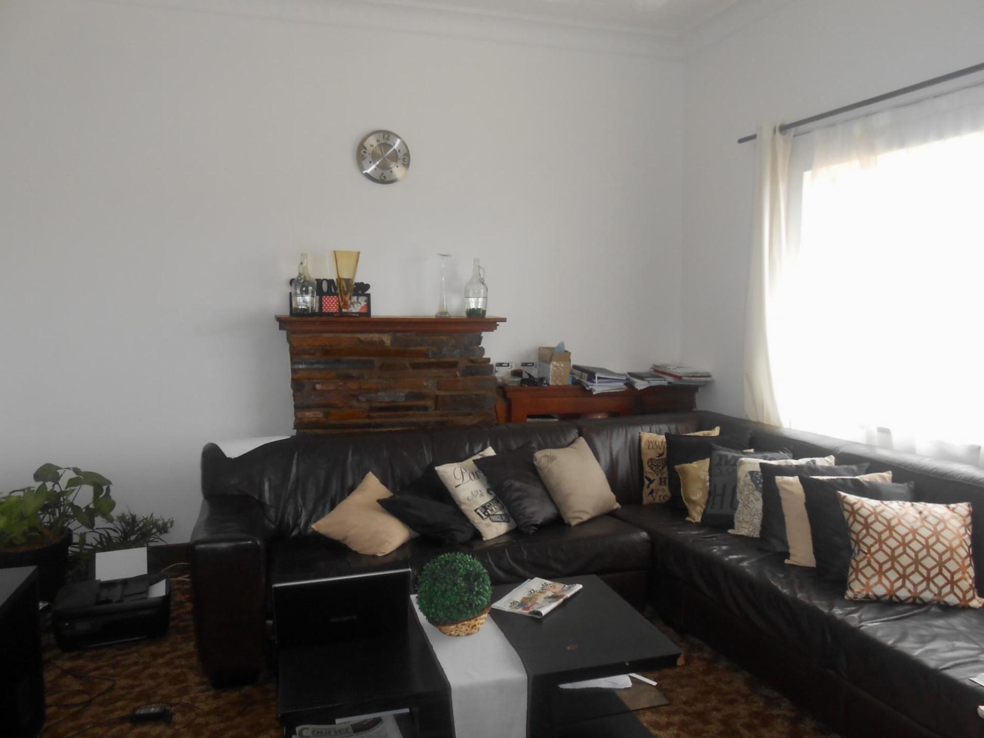 Lounges - 21 square meters of property in Rosettenville