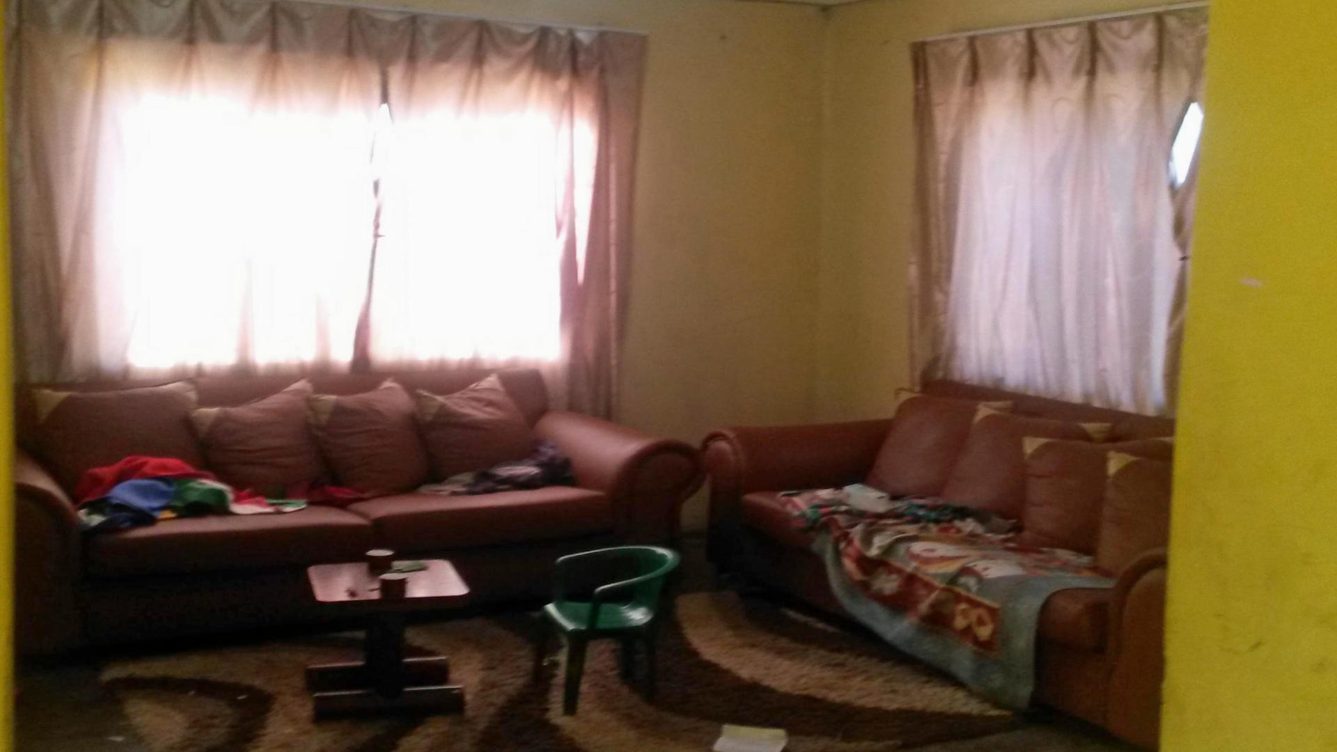 Lounges - 17 square meters of property in Mabopane