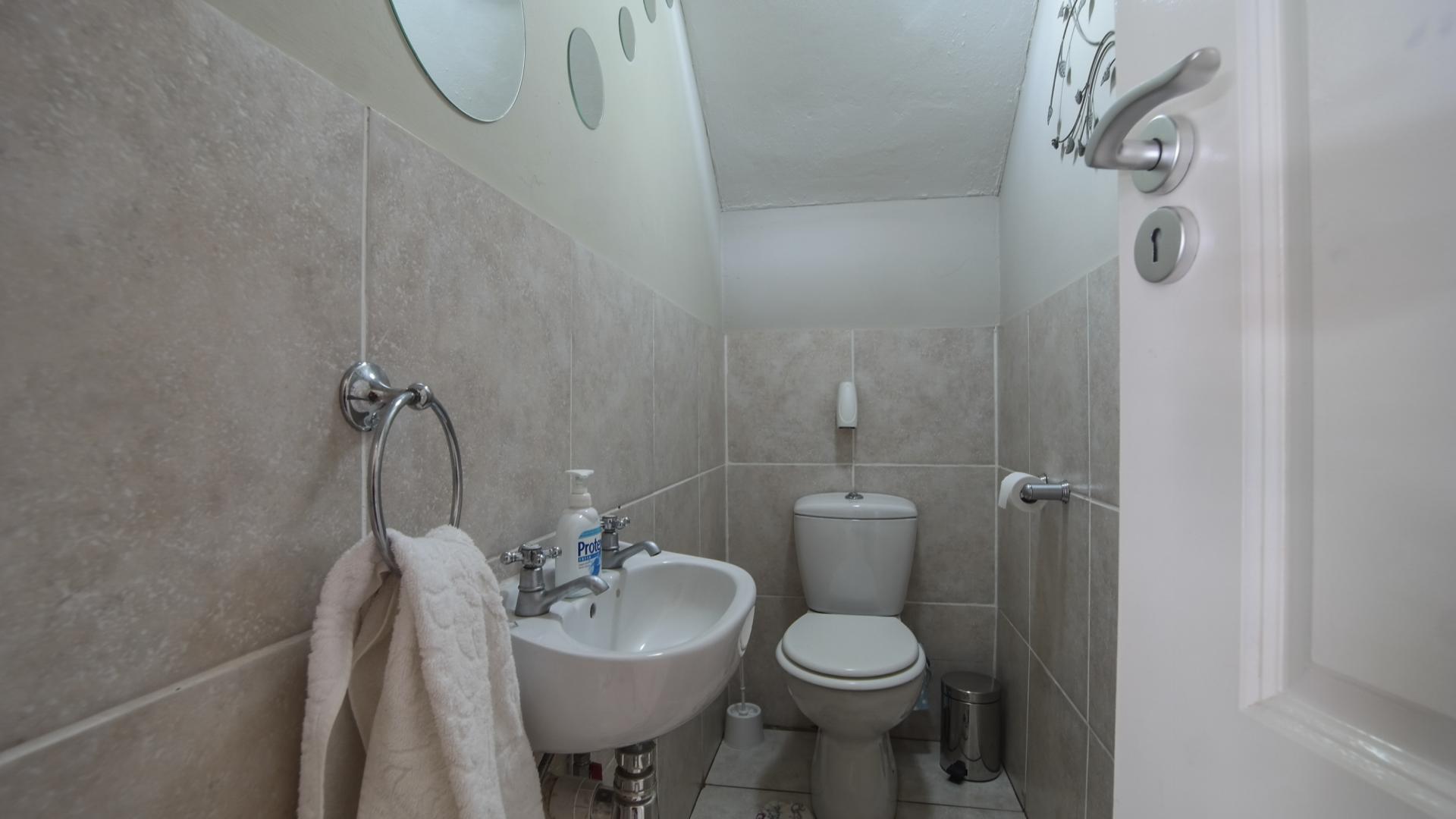 Guest Toilet - 3 square meters of property in The Wilds Estate