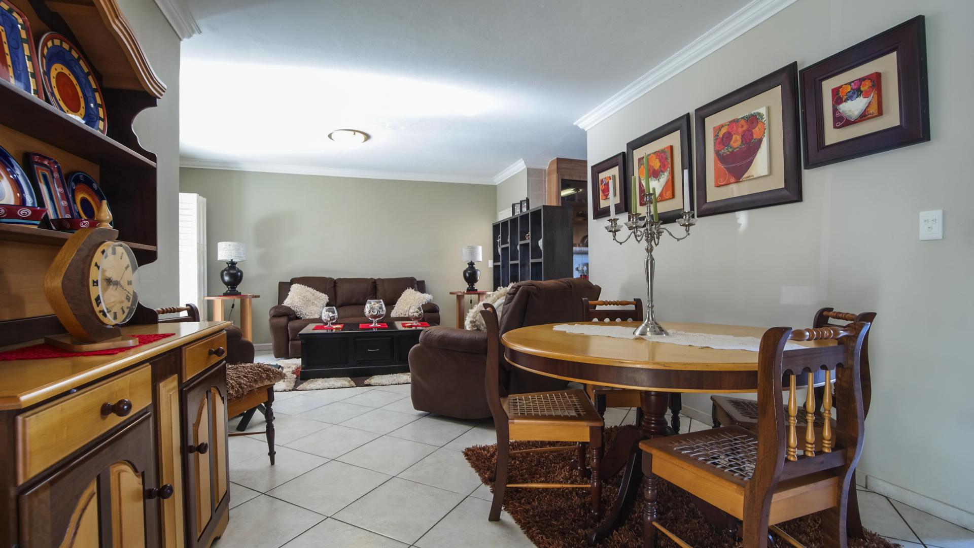 Dining Room - 13 square meters of property in The Wilds Estate