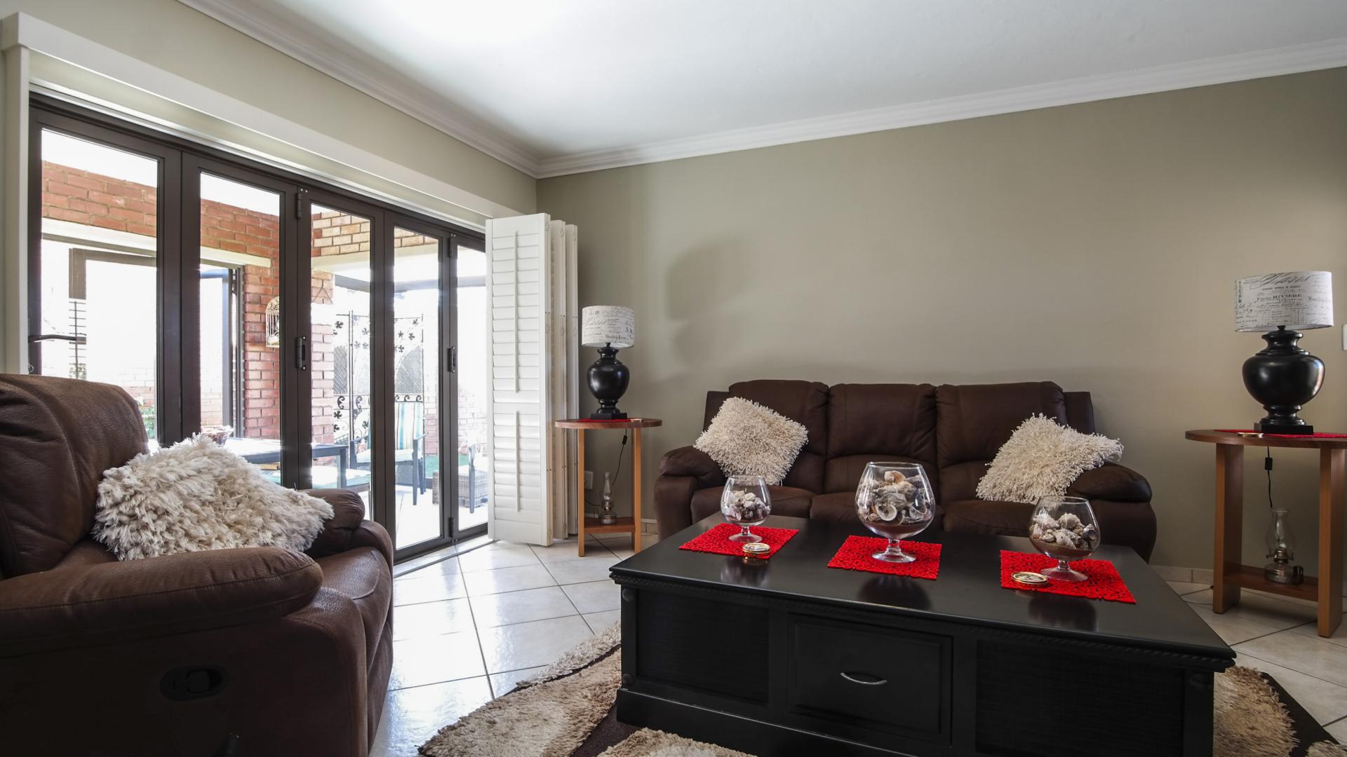 Lounges - 20 square meters of property in The Wilds Estate