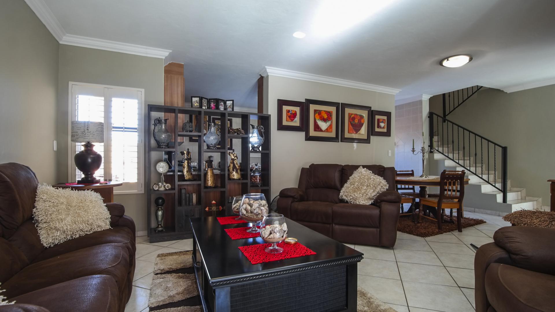 Lounges - 20 square meters of property in The Wilds Estate