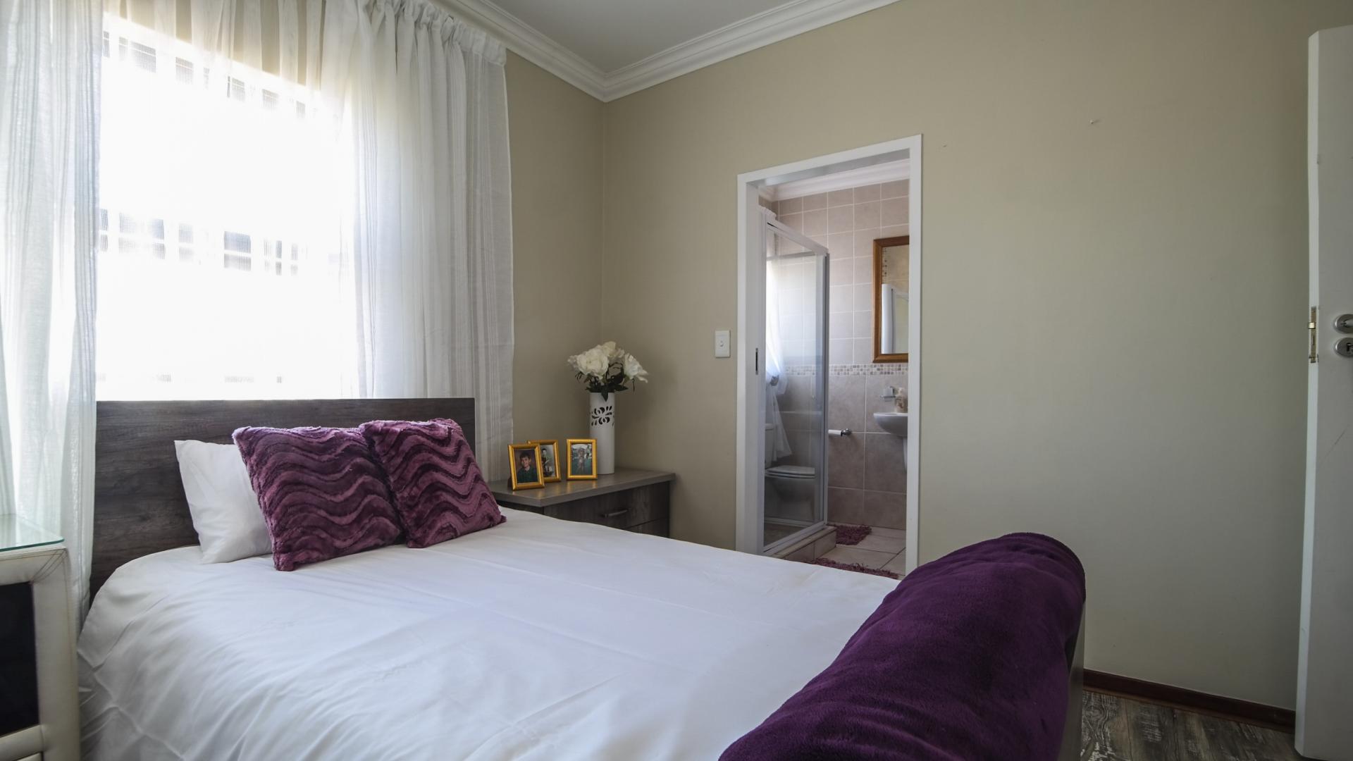 Bed Room 1 - 15 square meters of property in The Wilds Estate