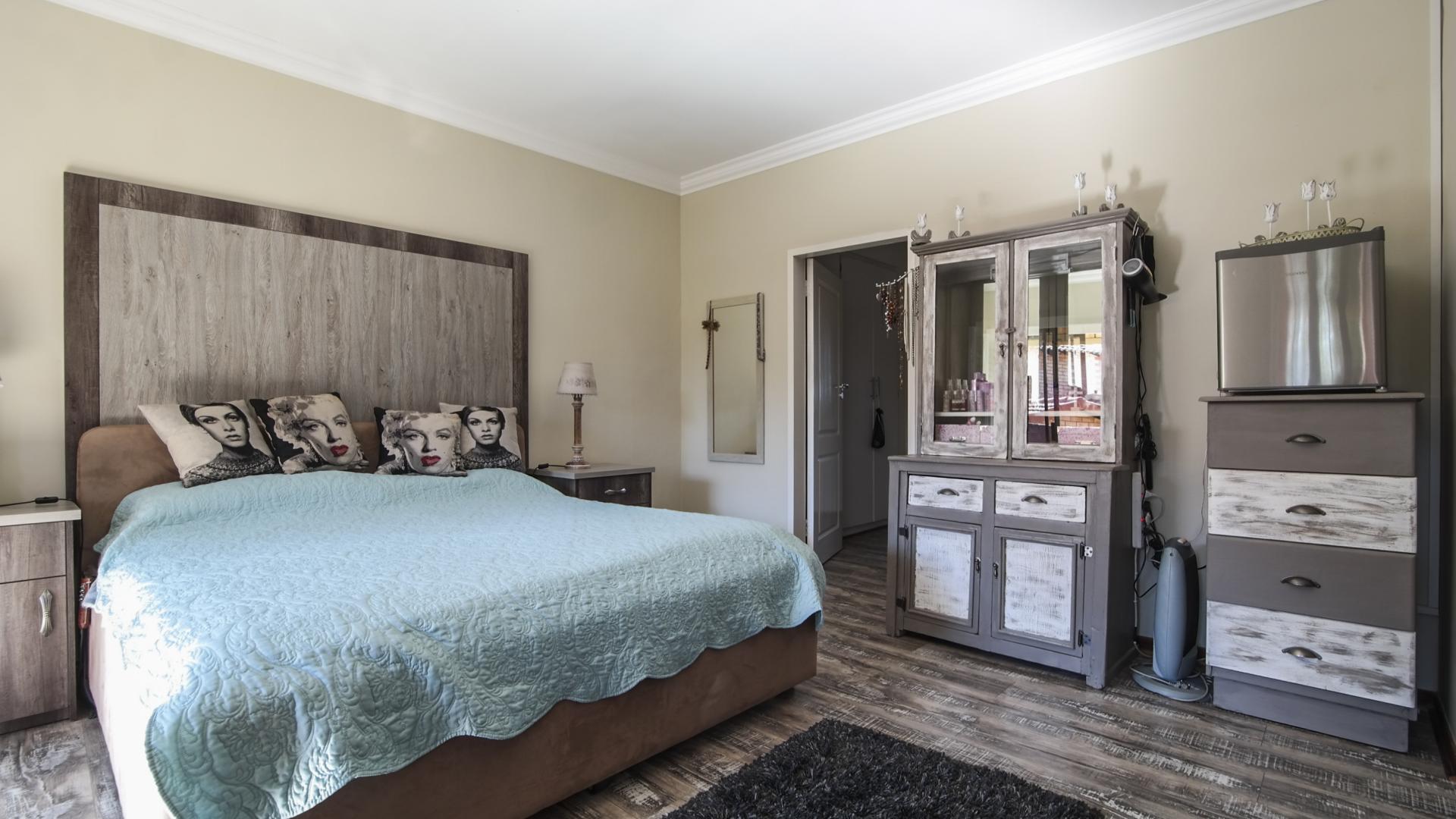 Main Bedroom - 33 square meters of property in The Wilds Estate