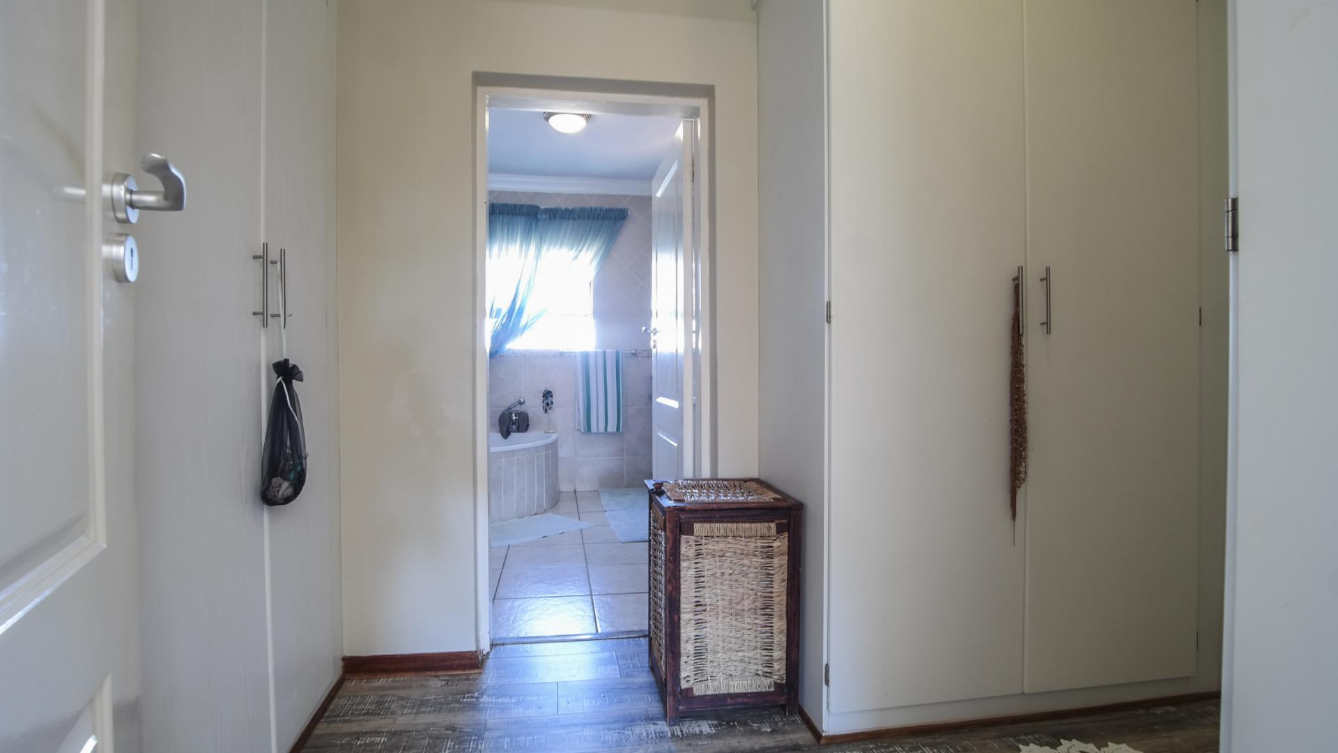 Main Bedroom - 33 square meters of property in The Wilds Estate