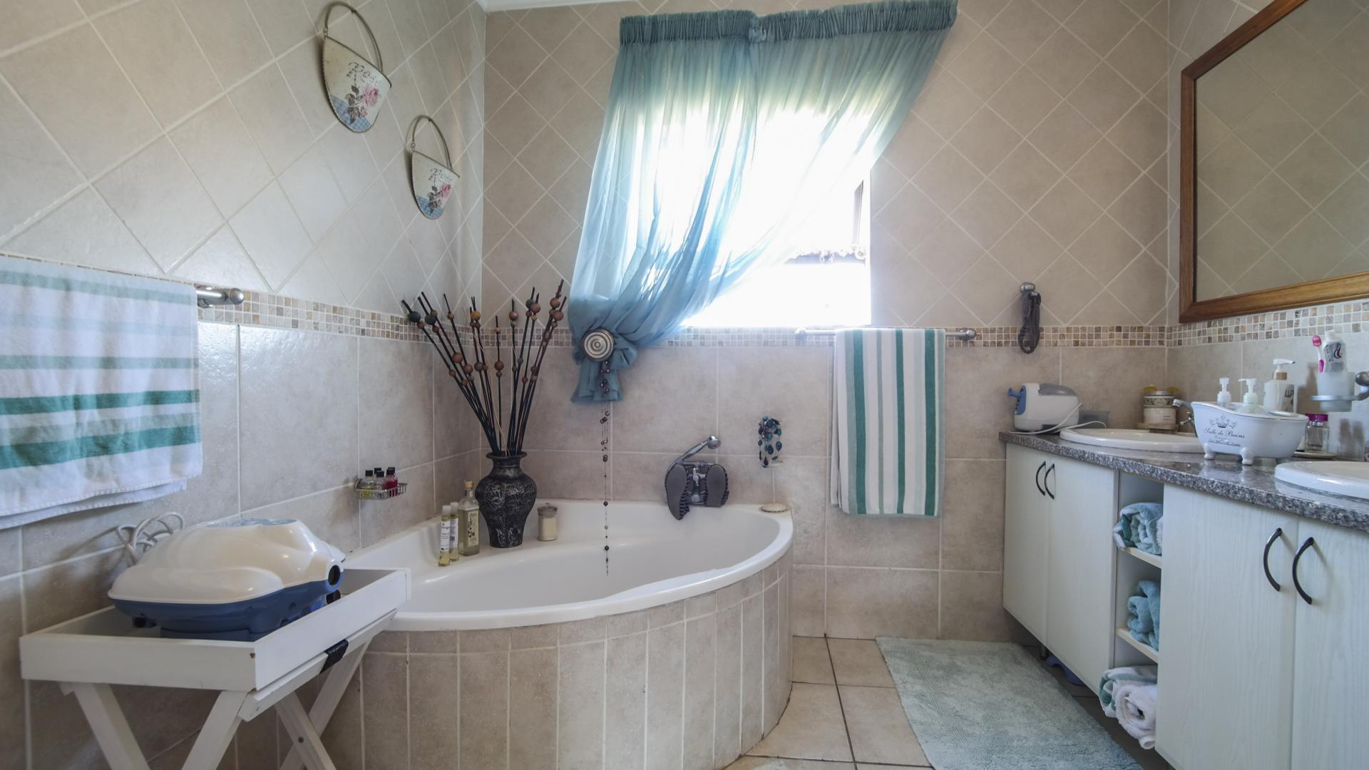Main Bathroom - 9 square meters of property in The Wilds Estate